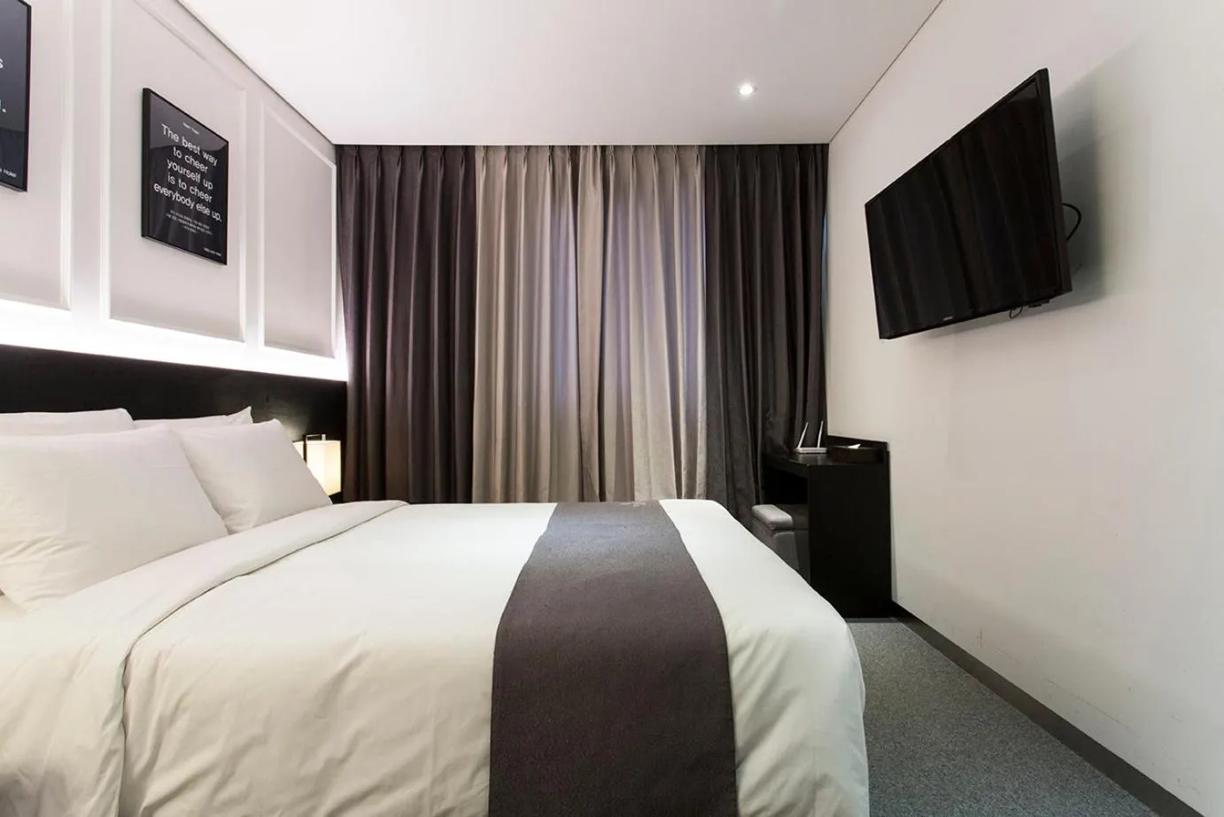 Bed in Vella Suite Hotel