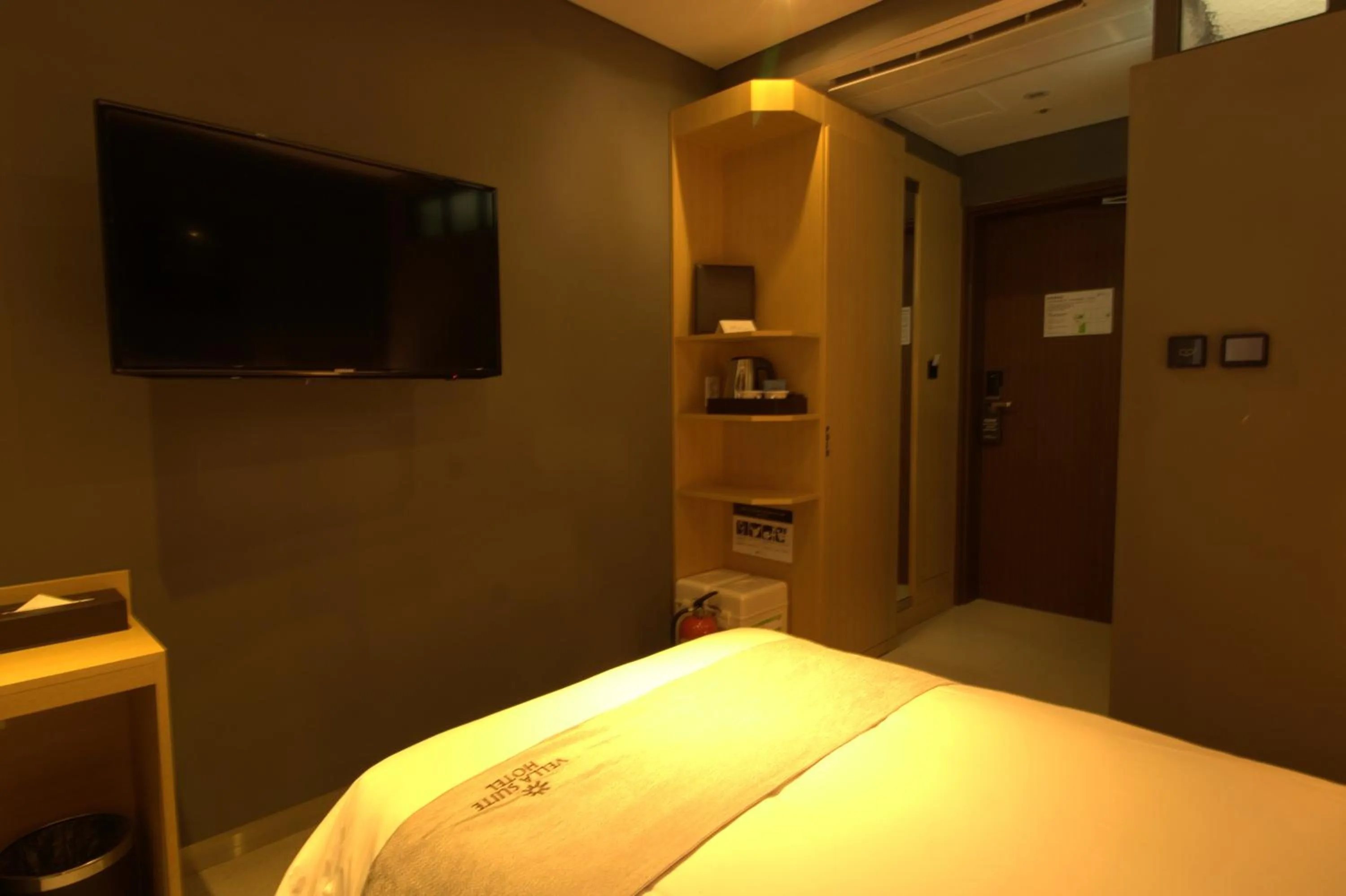 Bedroom, Bed in Vella Suite Hotel