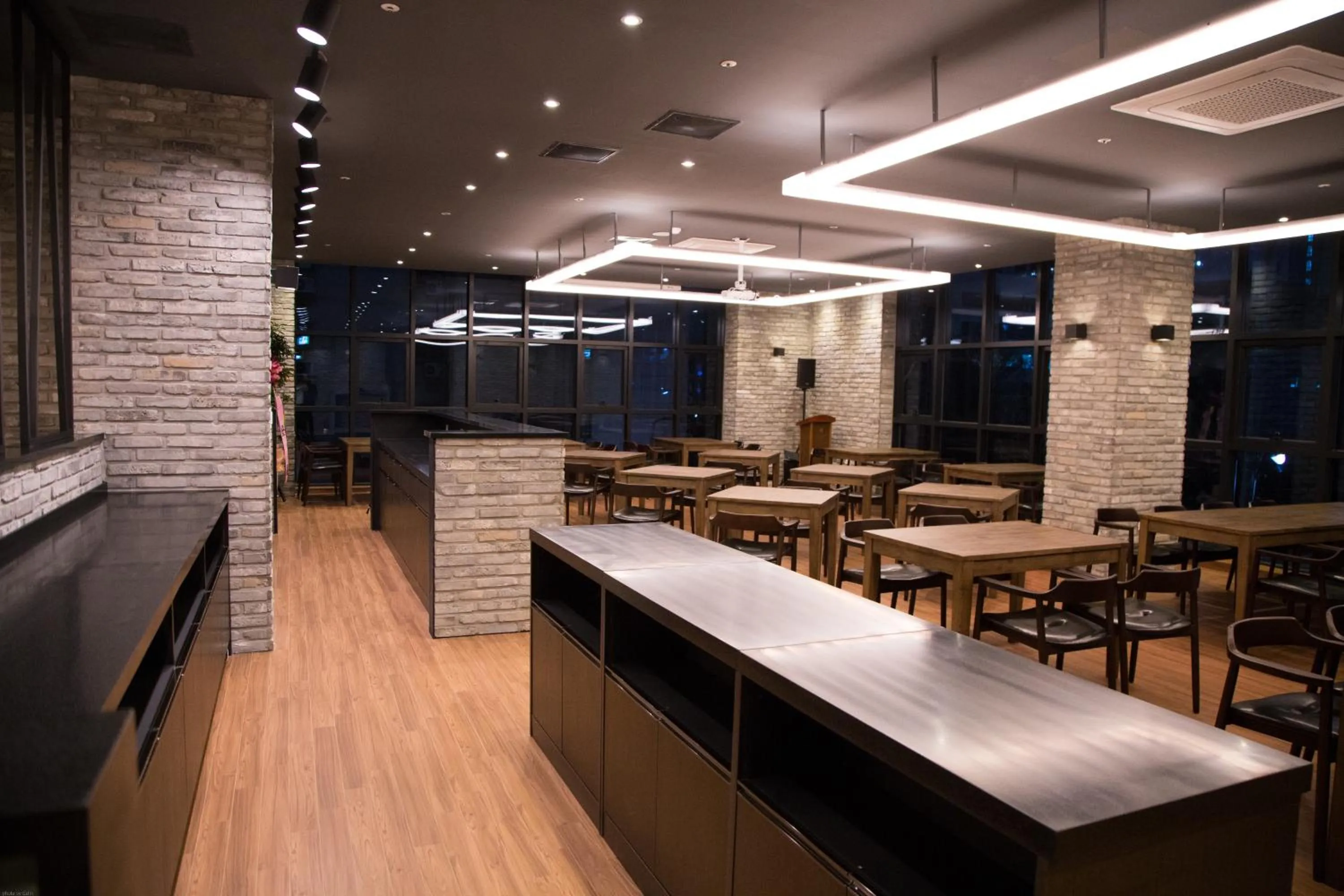 Restaurant/places to eat in Vella Suite Hotel