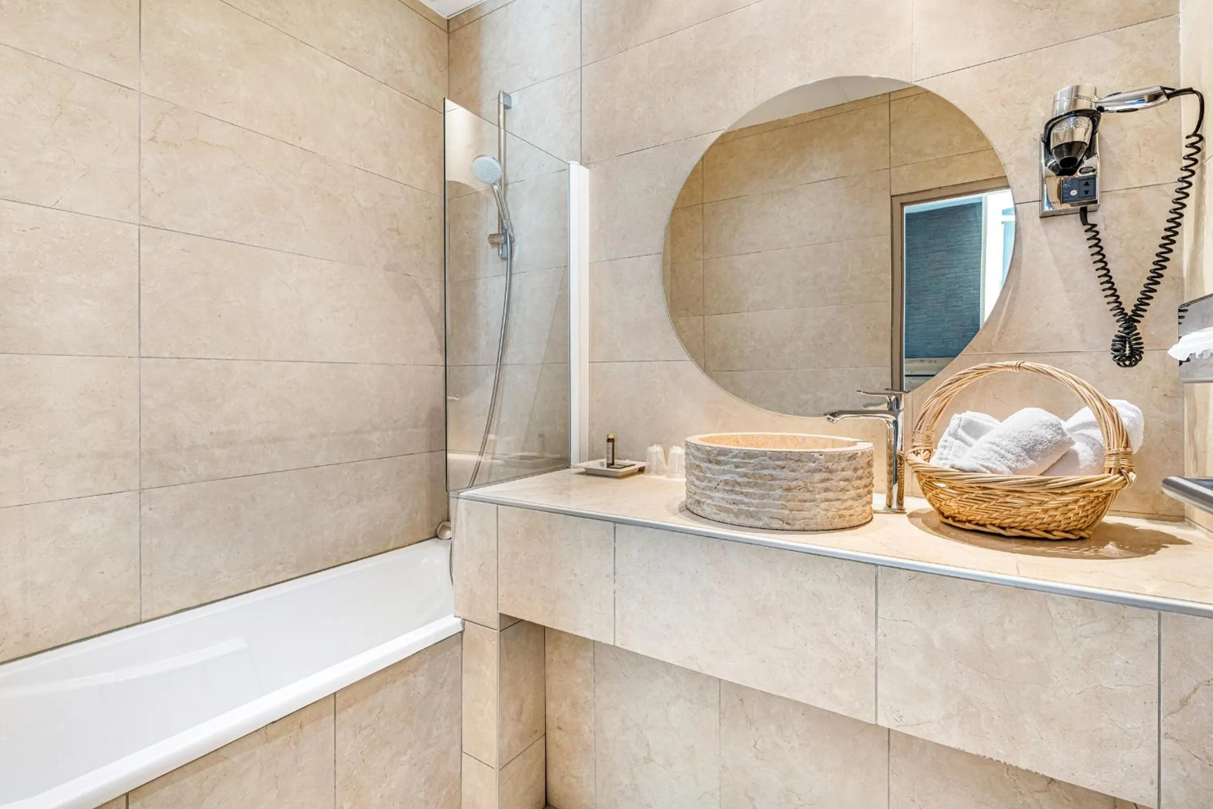 Shower in Hôtel Terminus