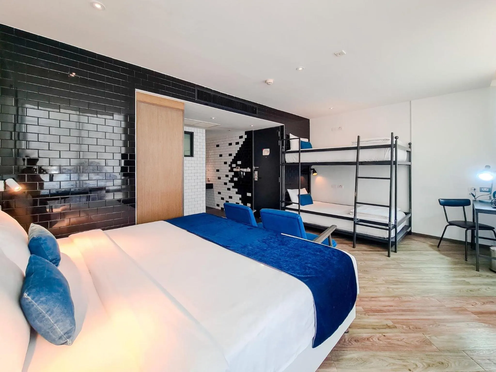 Photo of the whole room, Bed in Klub Hotel Bangkok