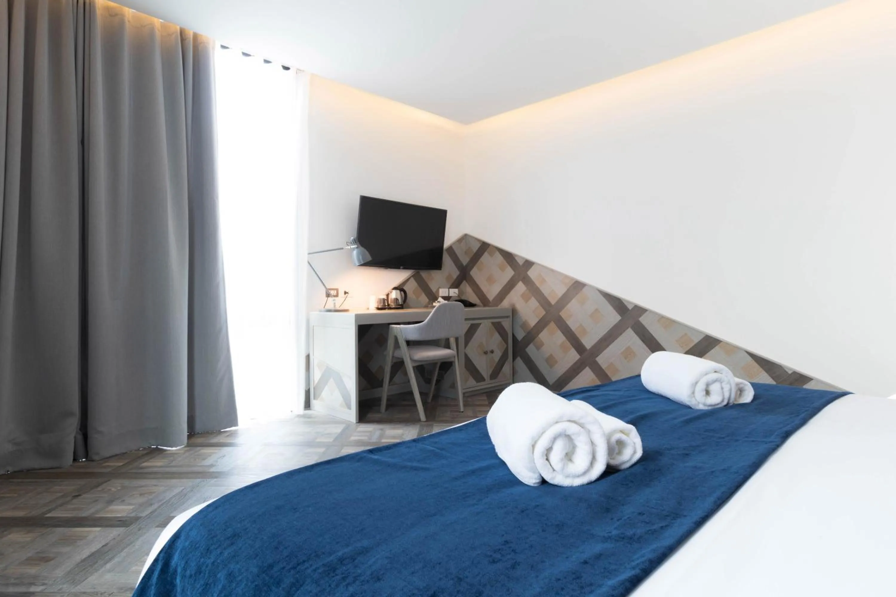 TV and multimedia, Bed in Klub Hotel Bangkok