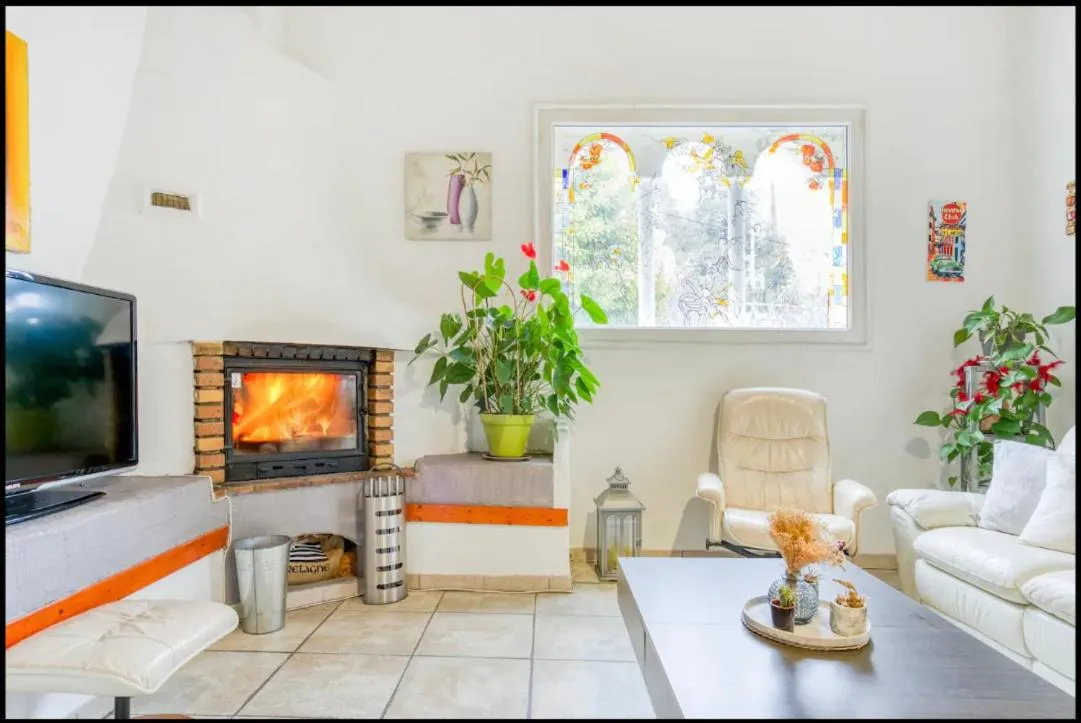 Communal lounge/ TV room in Villa Regain Chambres et table d'hôtes