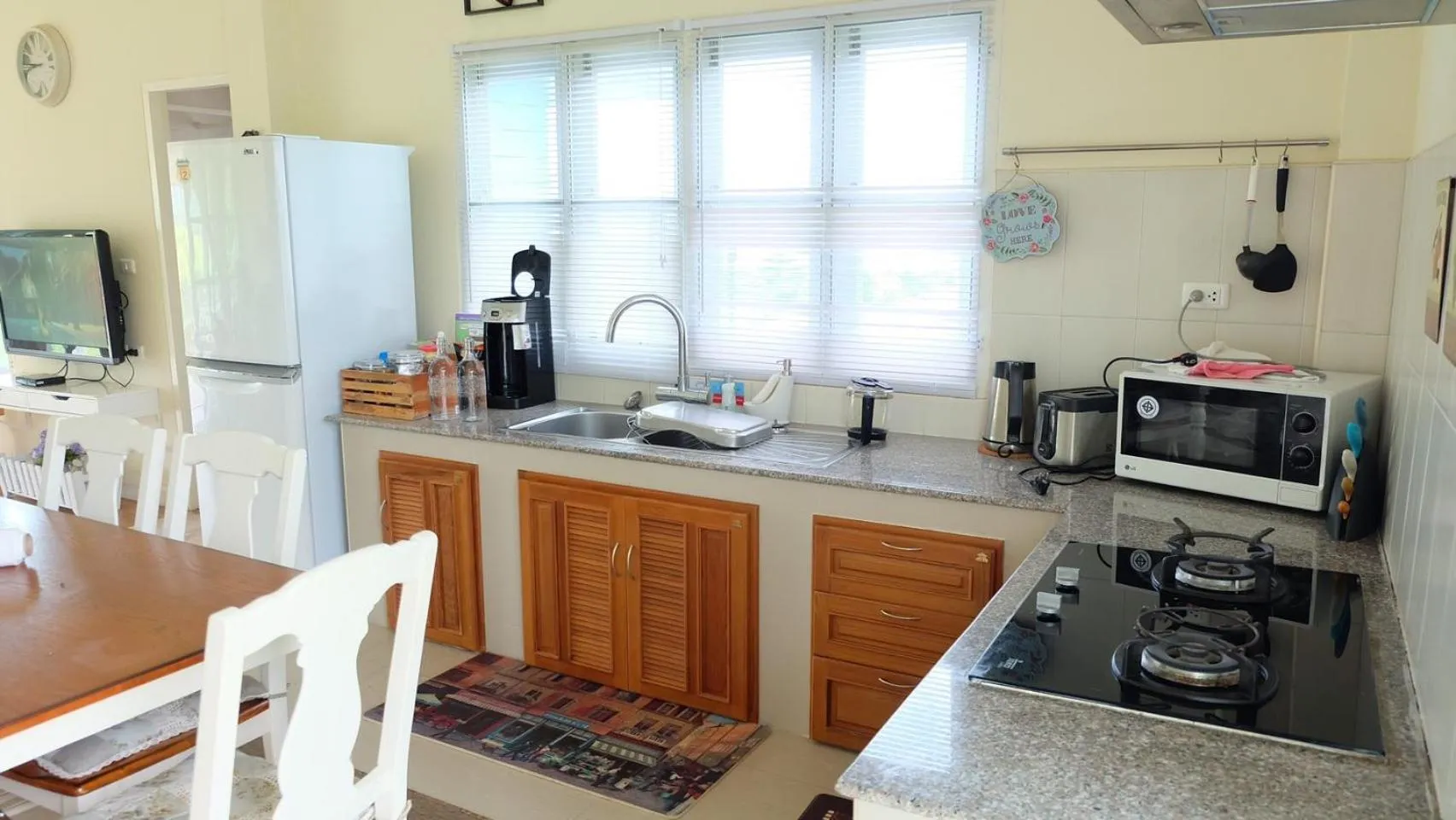 Coffee/tea facilities in Misty English Cottage