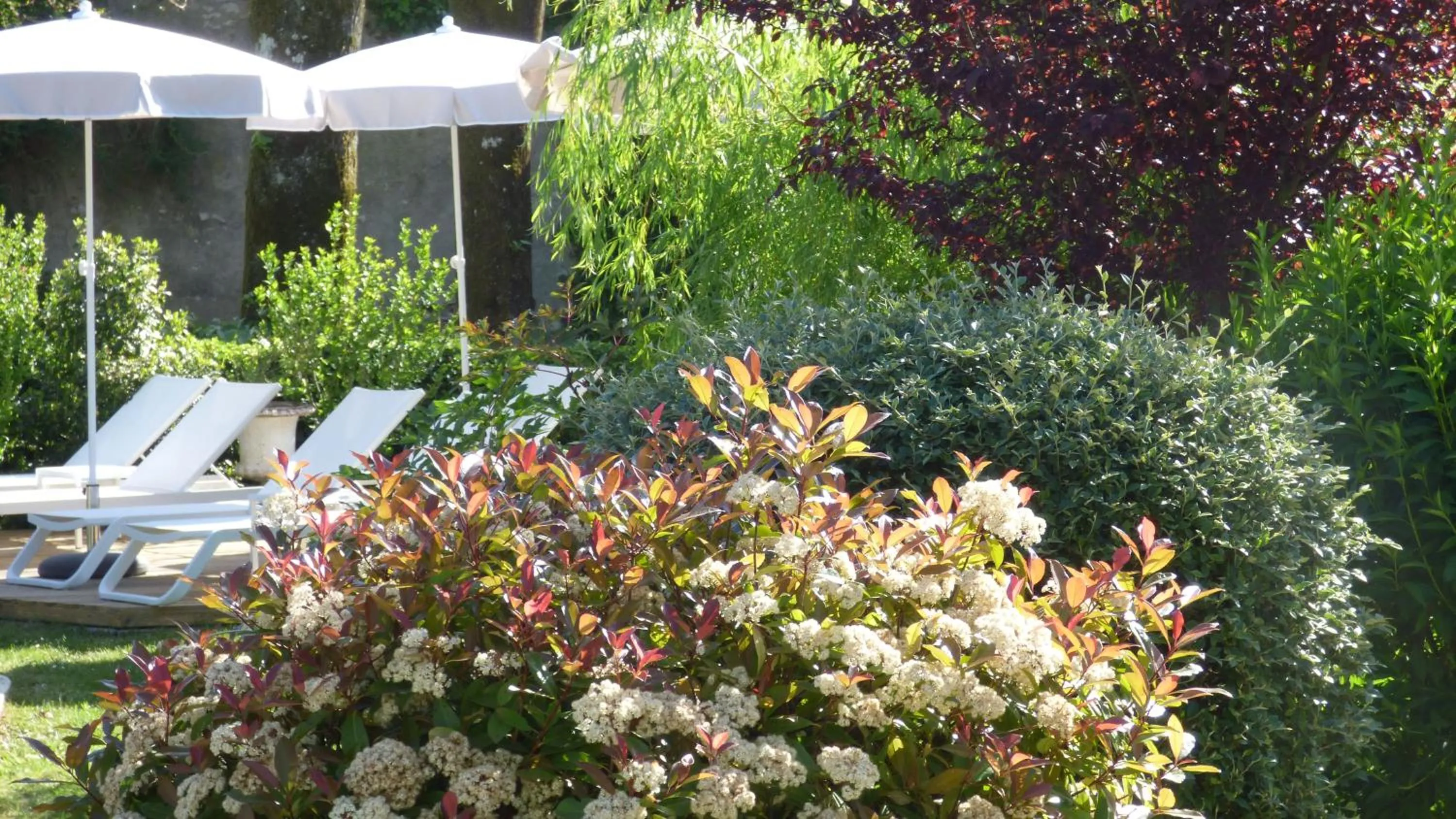 Patio in Hôtel La Tonnellerie