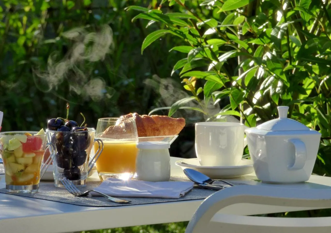 Patio in Hôtel La Tonnellerie
