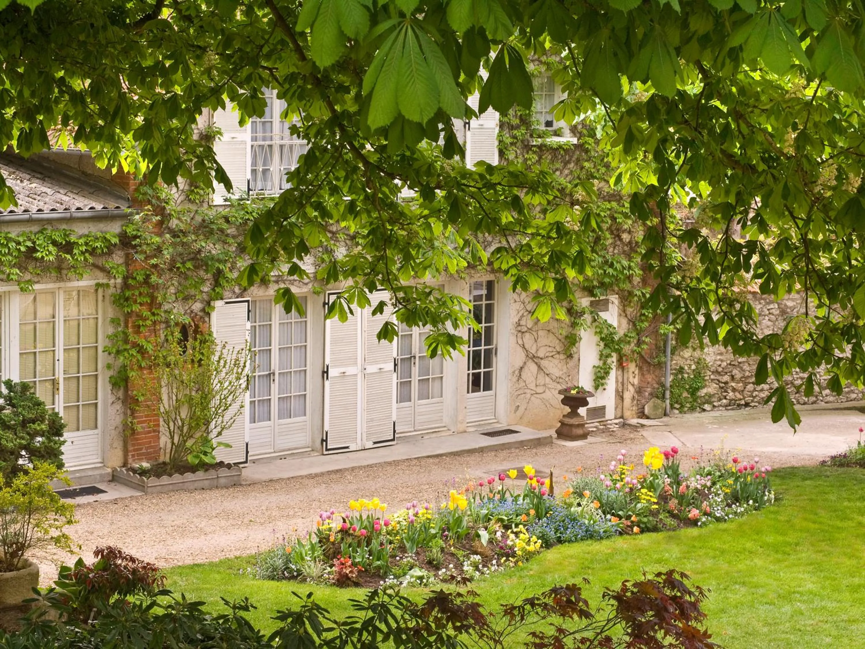 Garden in Hôtel La Tonnellerie