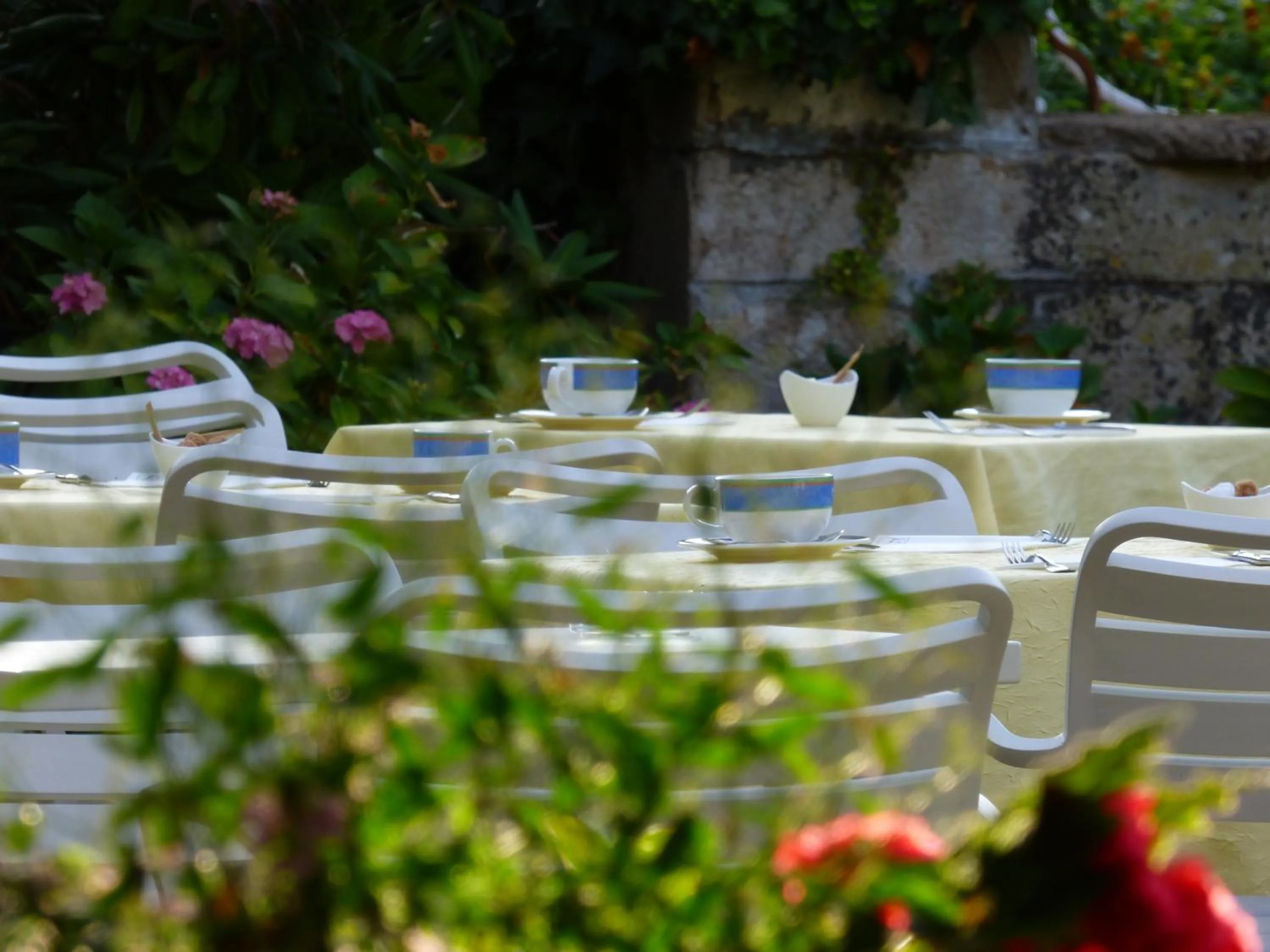 Patio in Hôtel La Tonnellerie