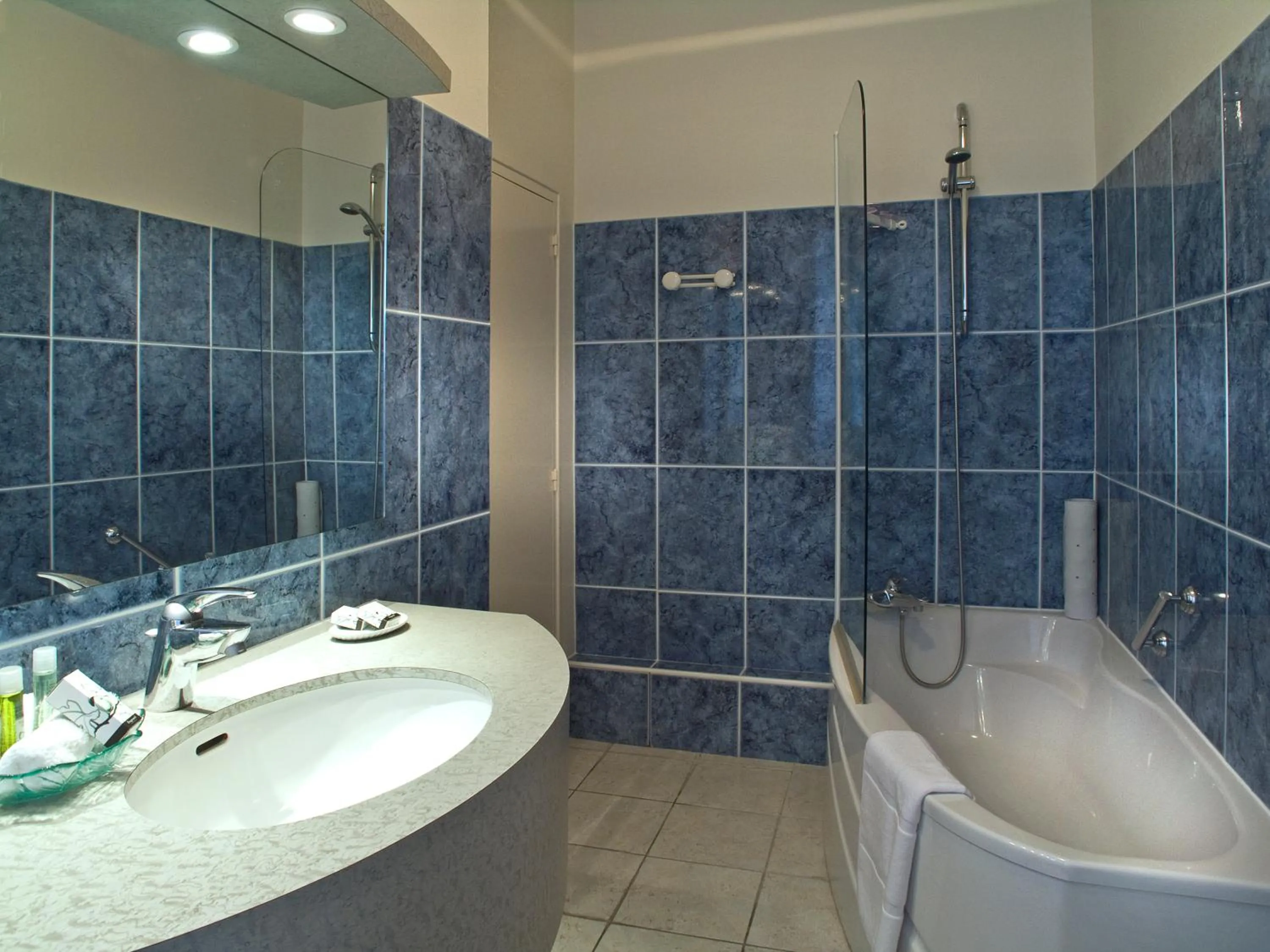 Shower in Hôtel La Tonnellerie