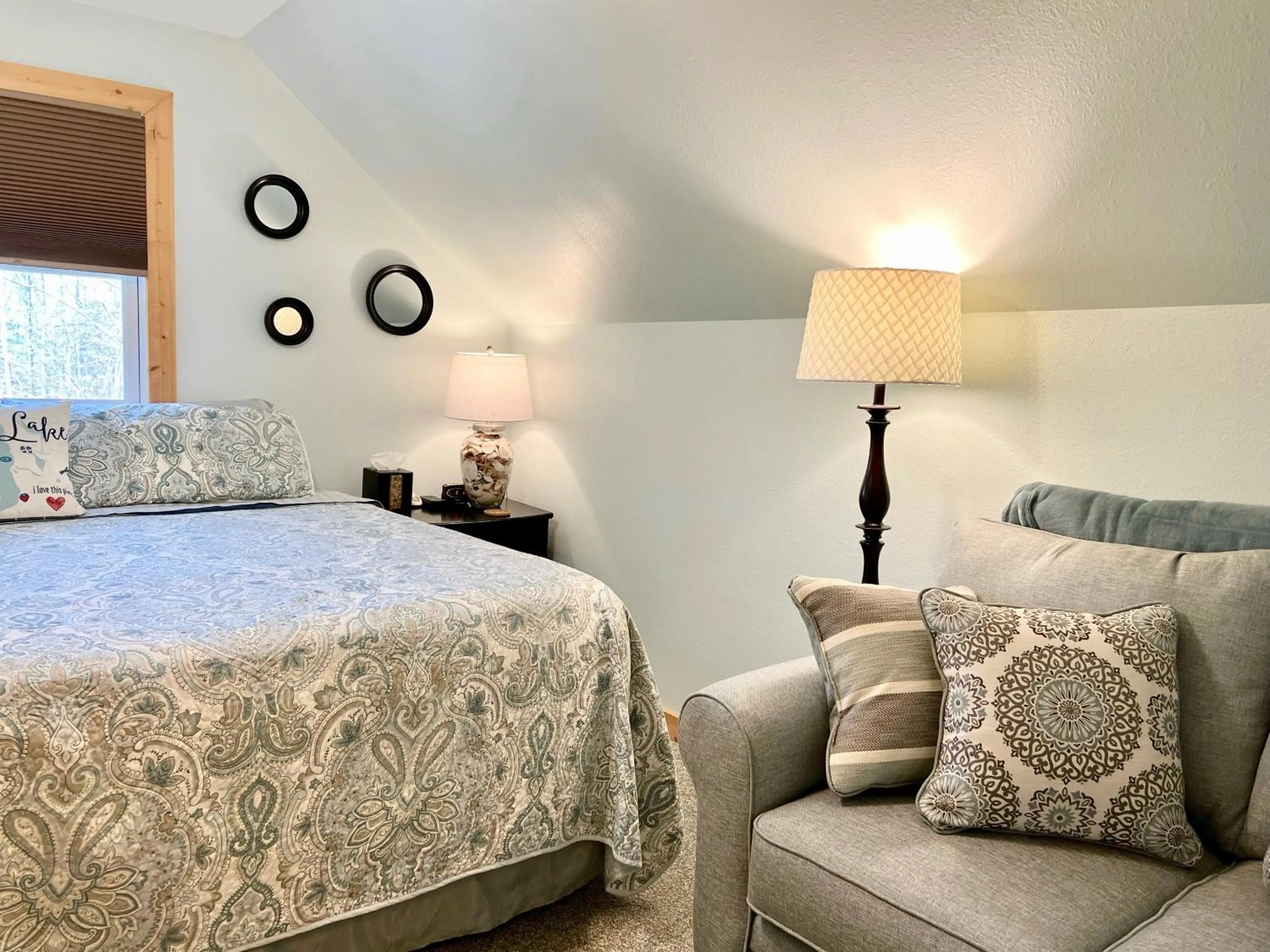 Bed in The Torch Lake Bed and Breakfast