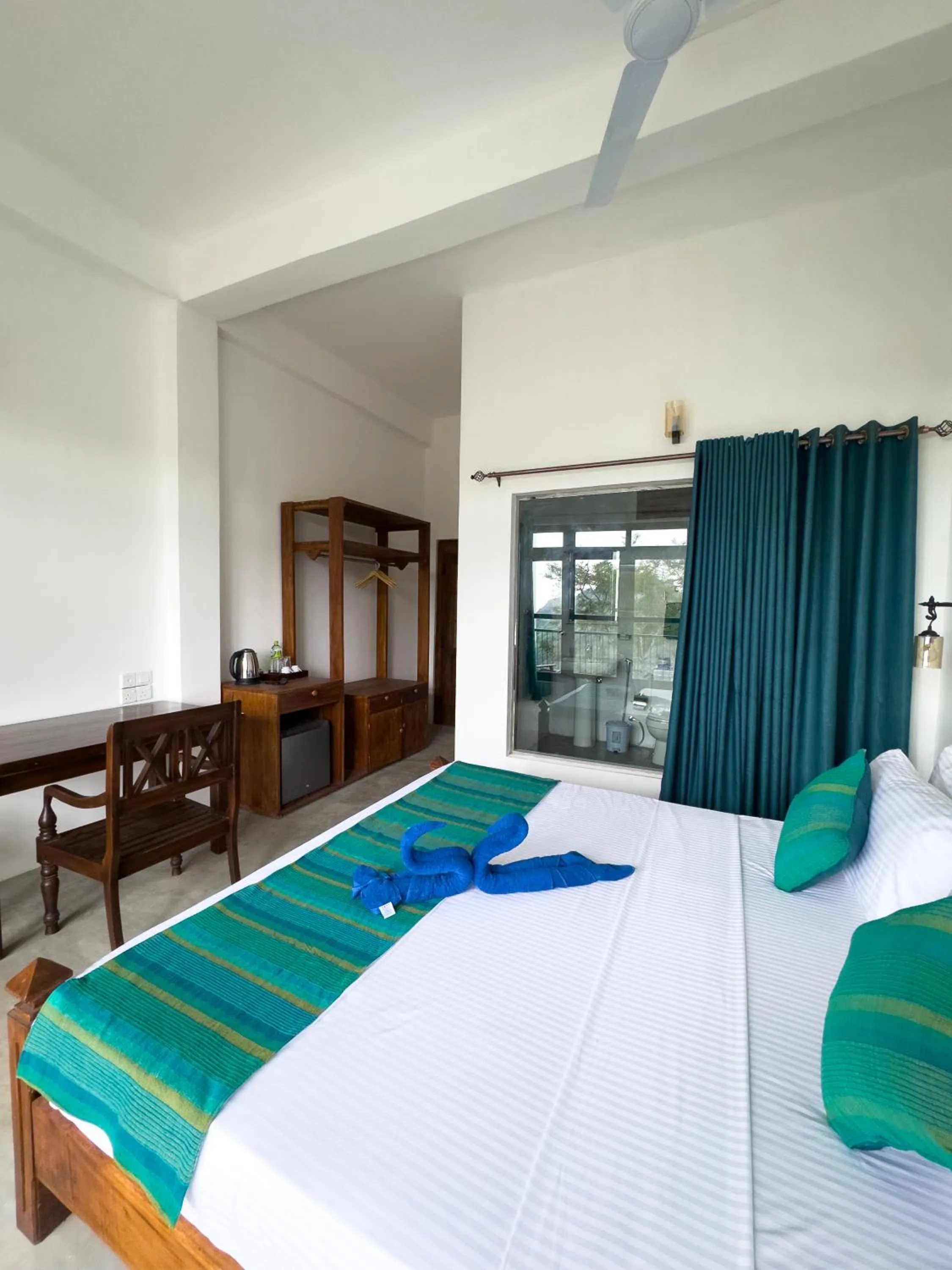 Bathroom, Bed in Ella Alpine Resort
