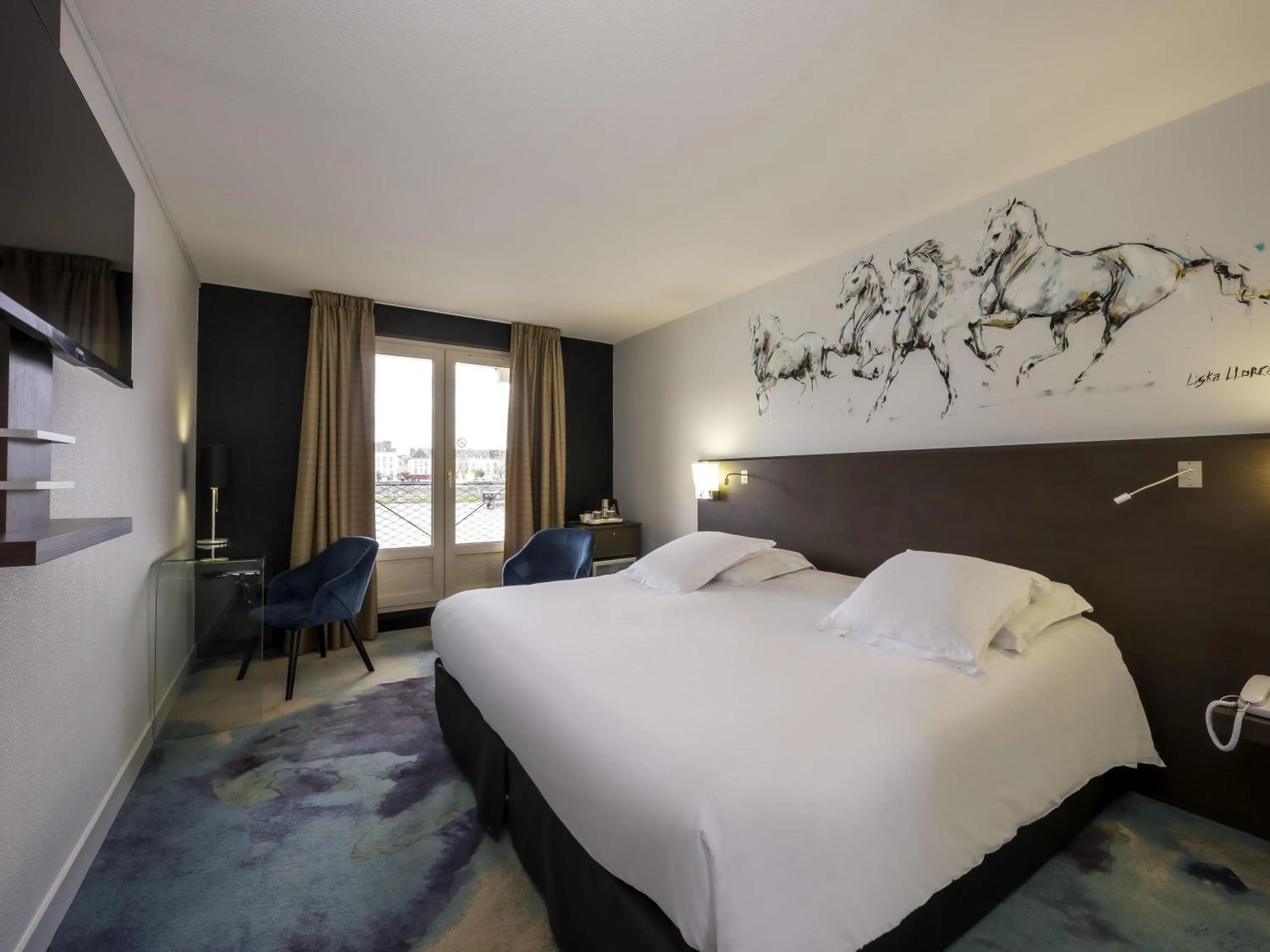 Bedroom, Bed in Mercure Bords de Loire Saumur