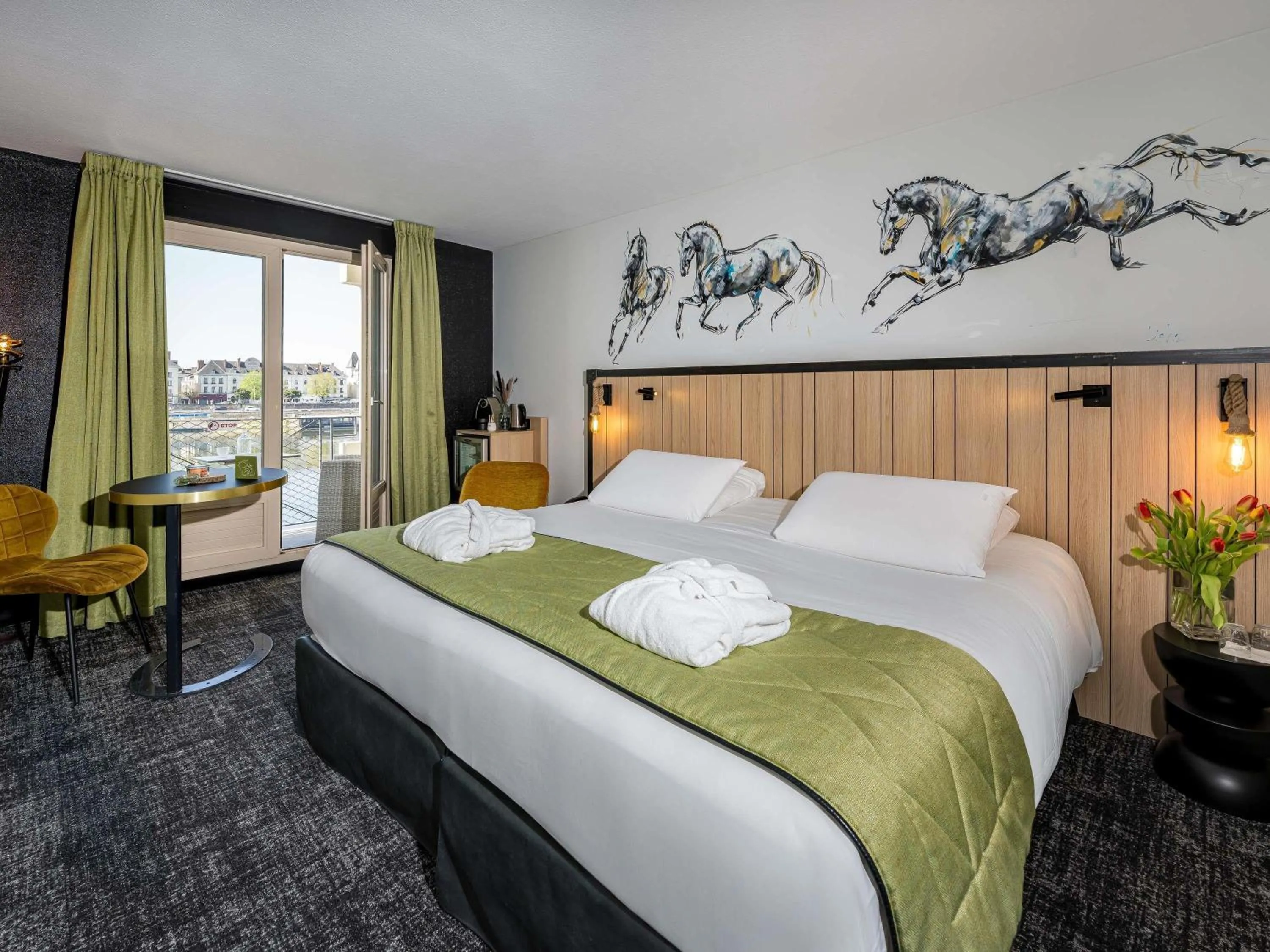 Bedroom, Bed in Mercure Bords de Loire Saumur