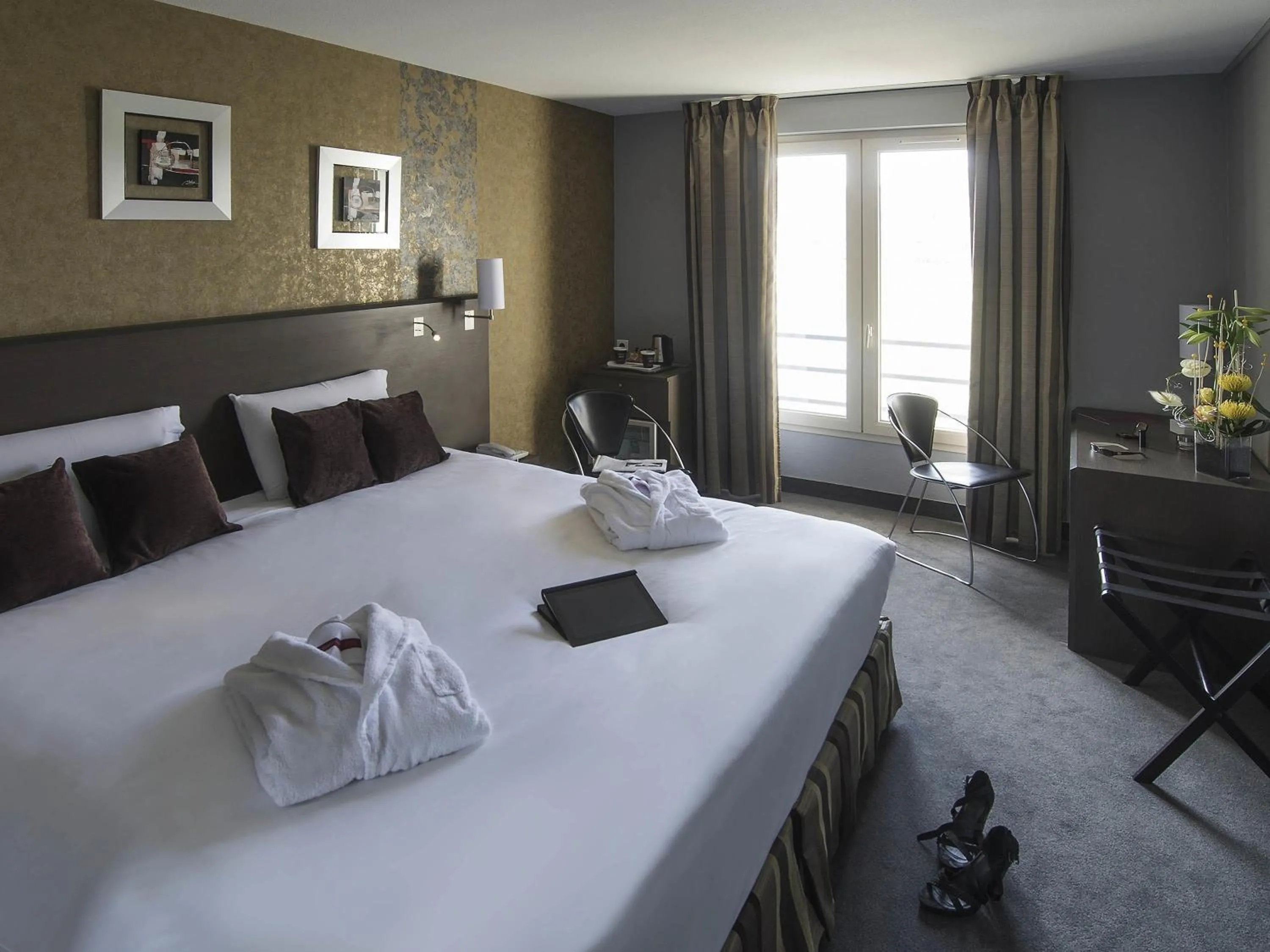 Bedroom, Bed in Mercure Bords de Loire Saumur