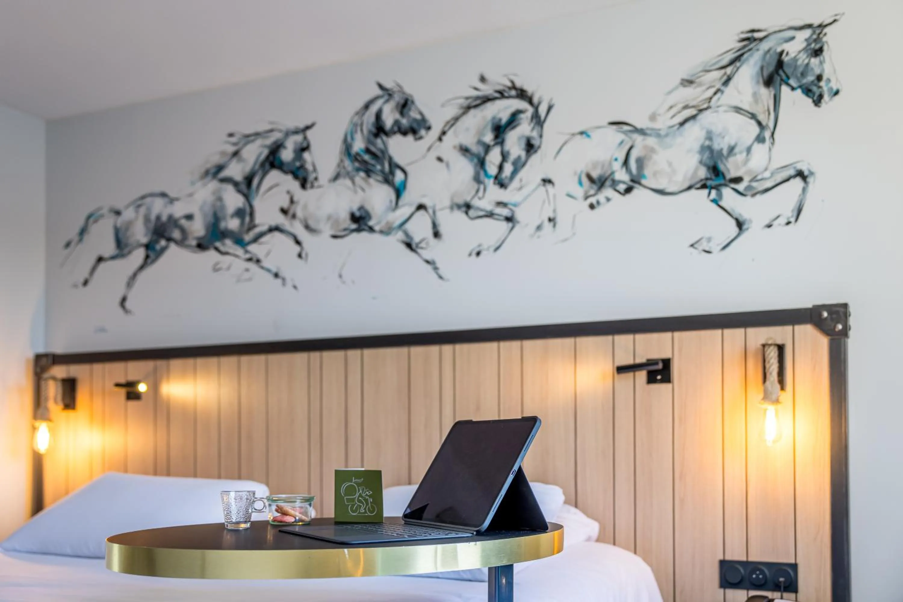 Bedroom, Bed in Mercure Bords de Loire Saumur