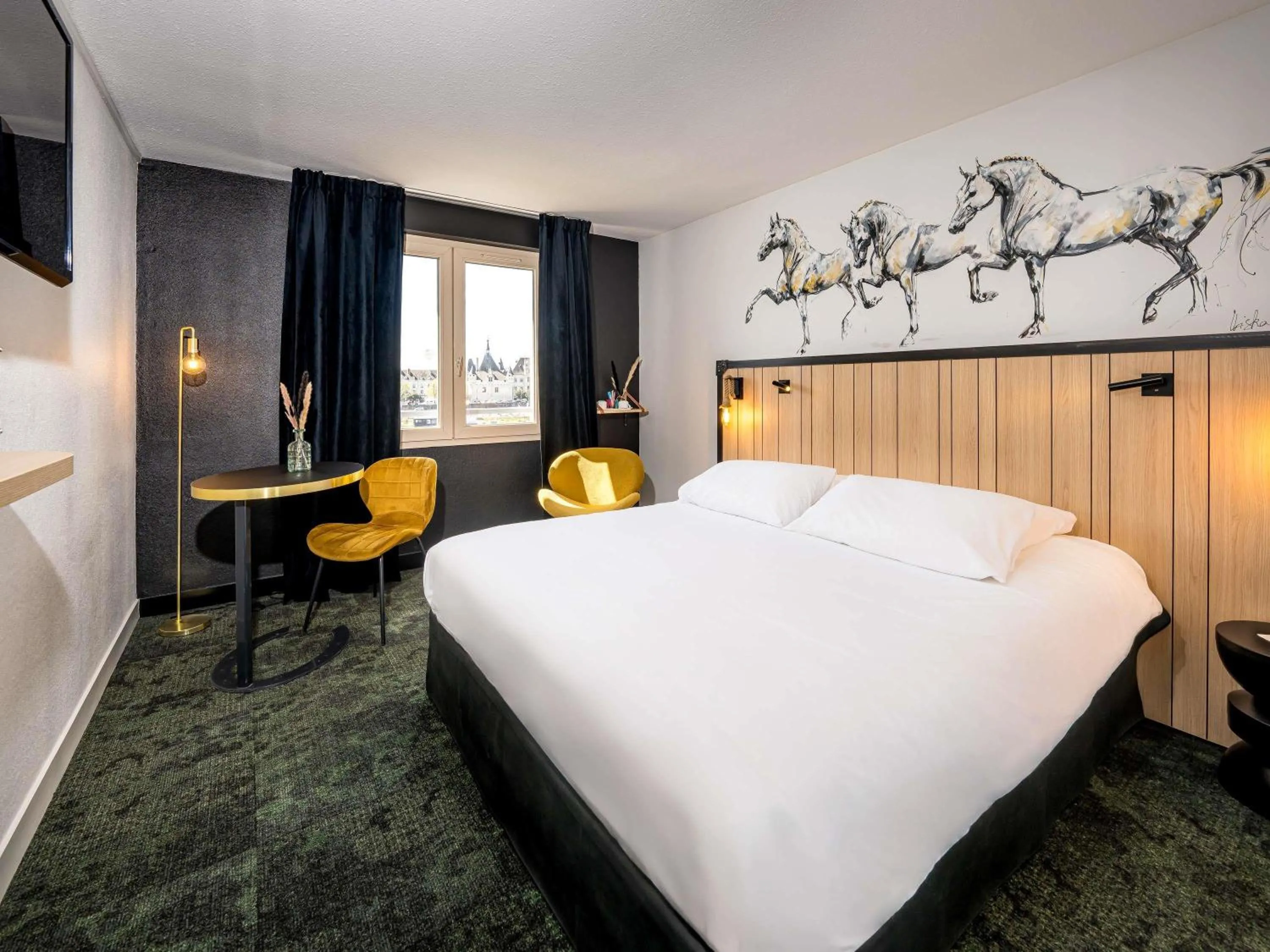 Bedroom, Bed in Mercure Bords de Loire Saumur