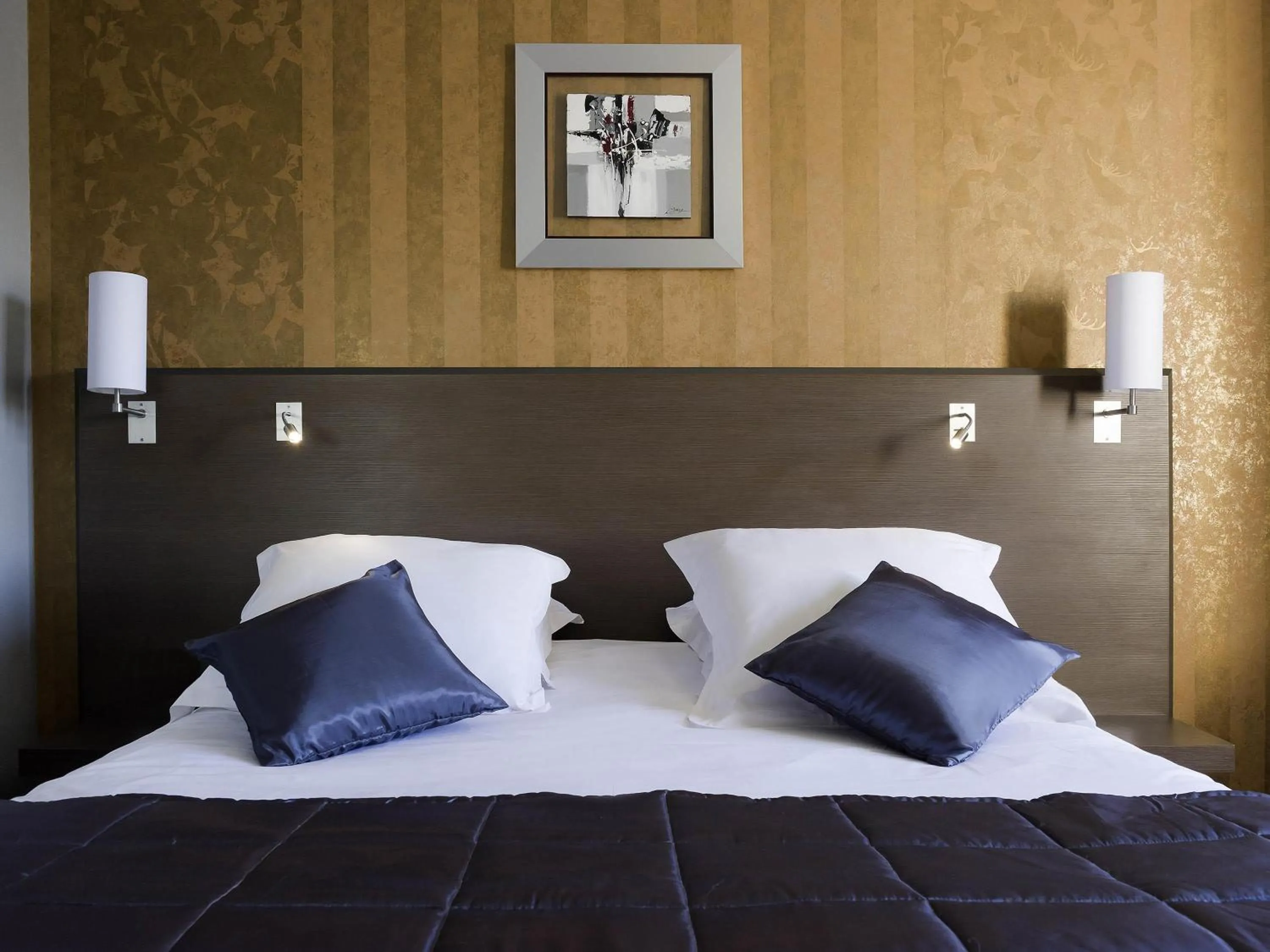 Bedroom, Bed in Mercure Bords de Loire Saumur