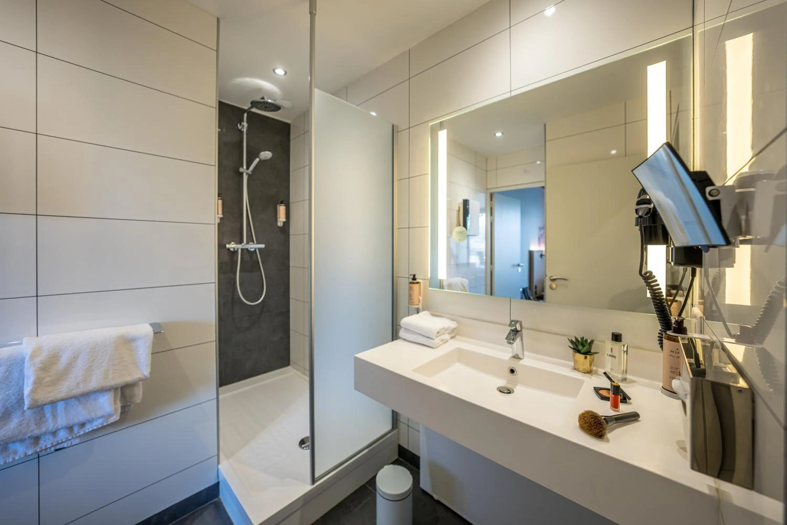 Shower in Mercure Bords de Loire Saumur