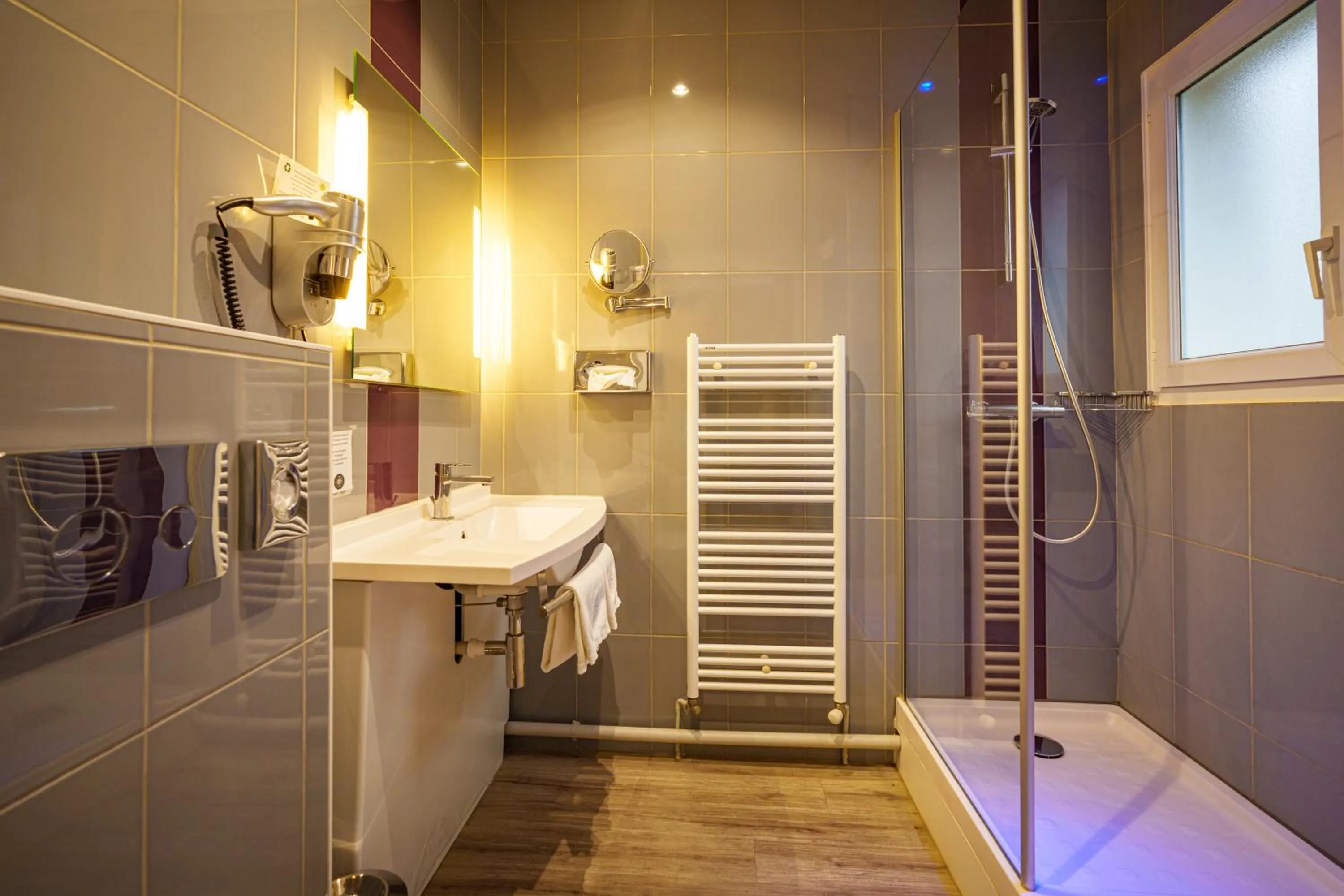 Shower in The Originals City, Hôtel La Saulaie, Saumur Ouest