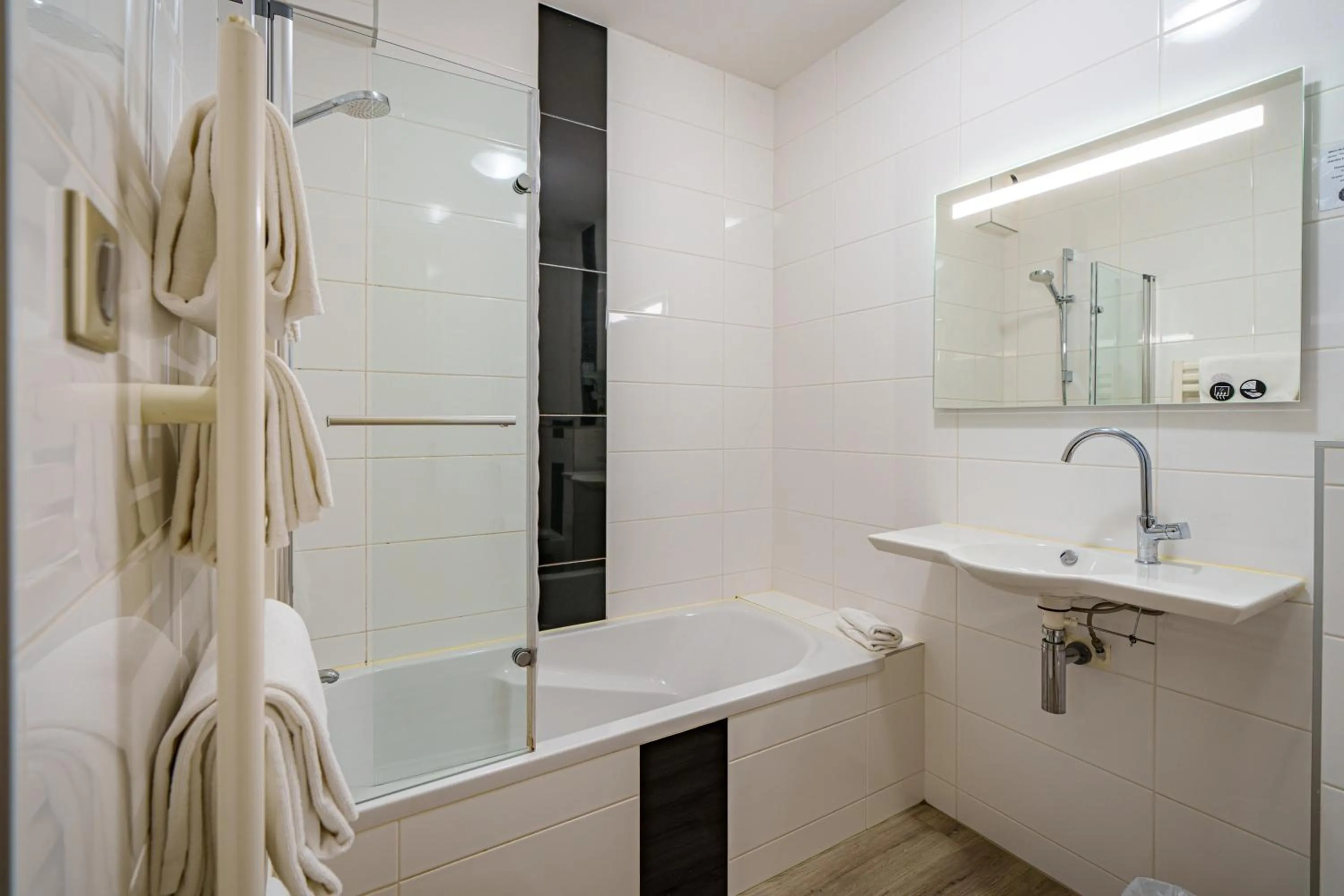 Bathroom in The Originals City, Hôtel La Saulaie, Saumur Ouest