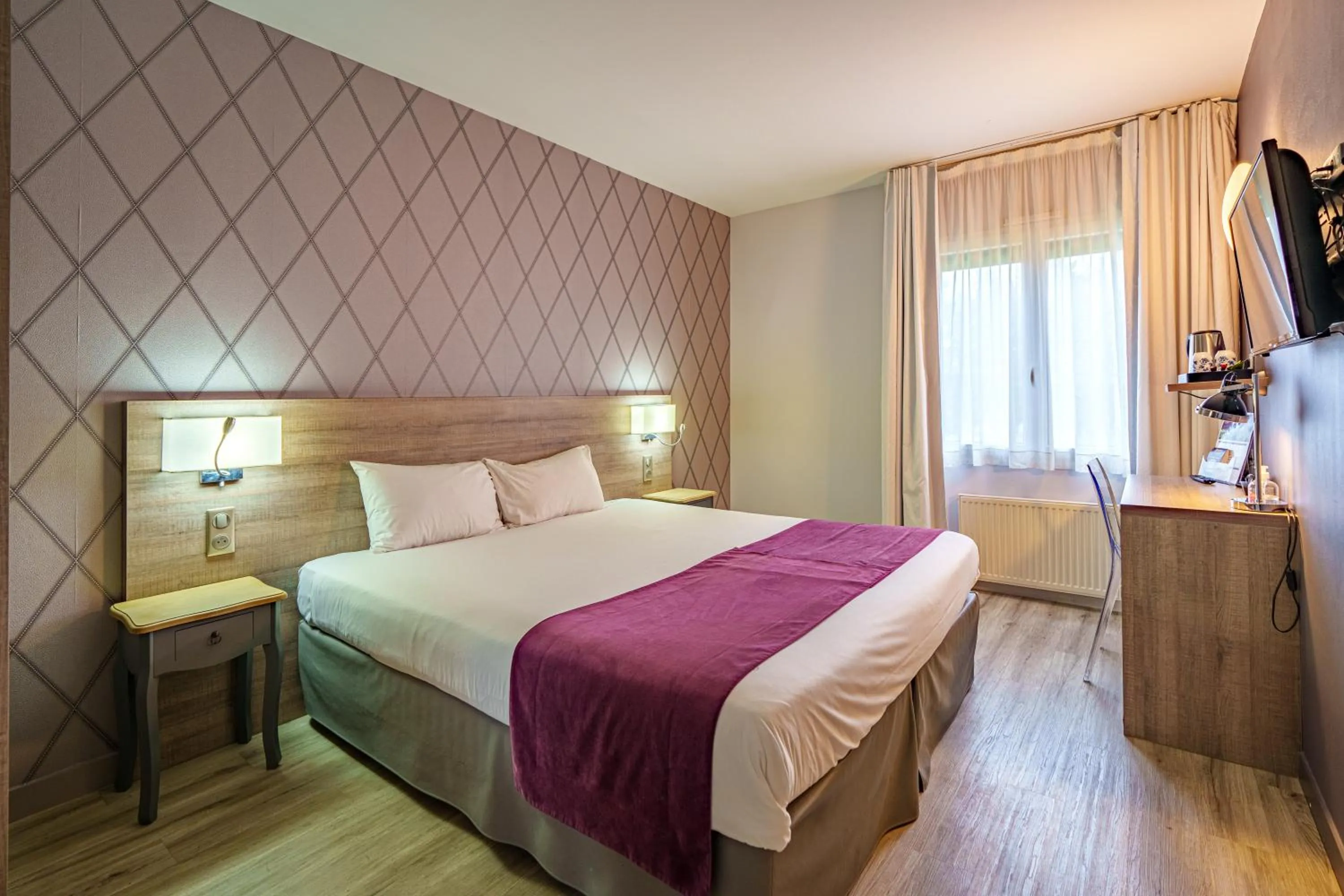 Bedroom, Bed in The Originals City, Hôtel La Saulaie, Saumur Ouest