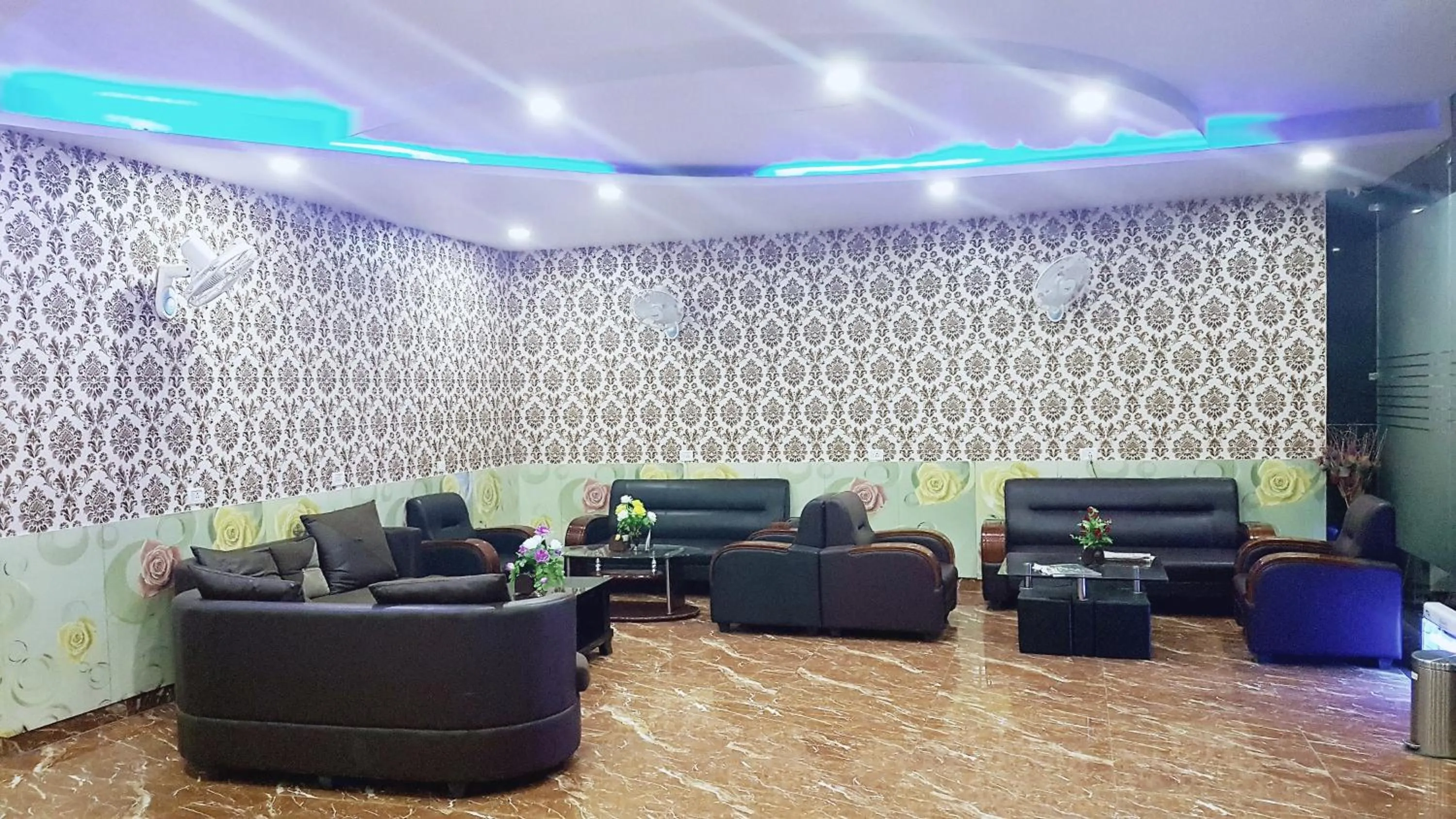 Communal lounge/ TV room in Bodhgaya Seven Inn Hotel n Restaurant
