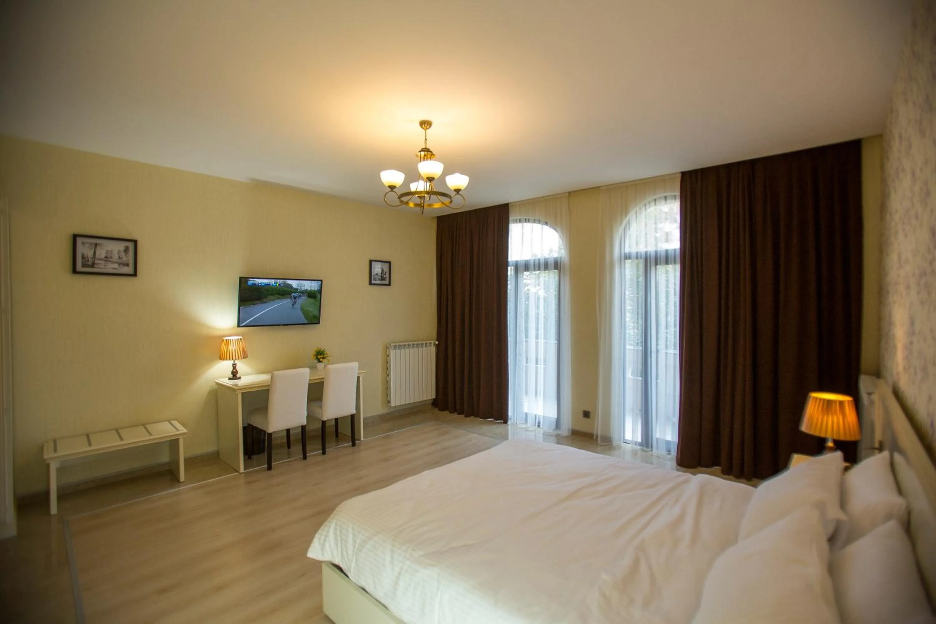 Photo of the whole room, Bed in Ire Palace