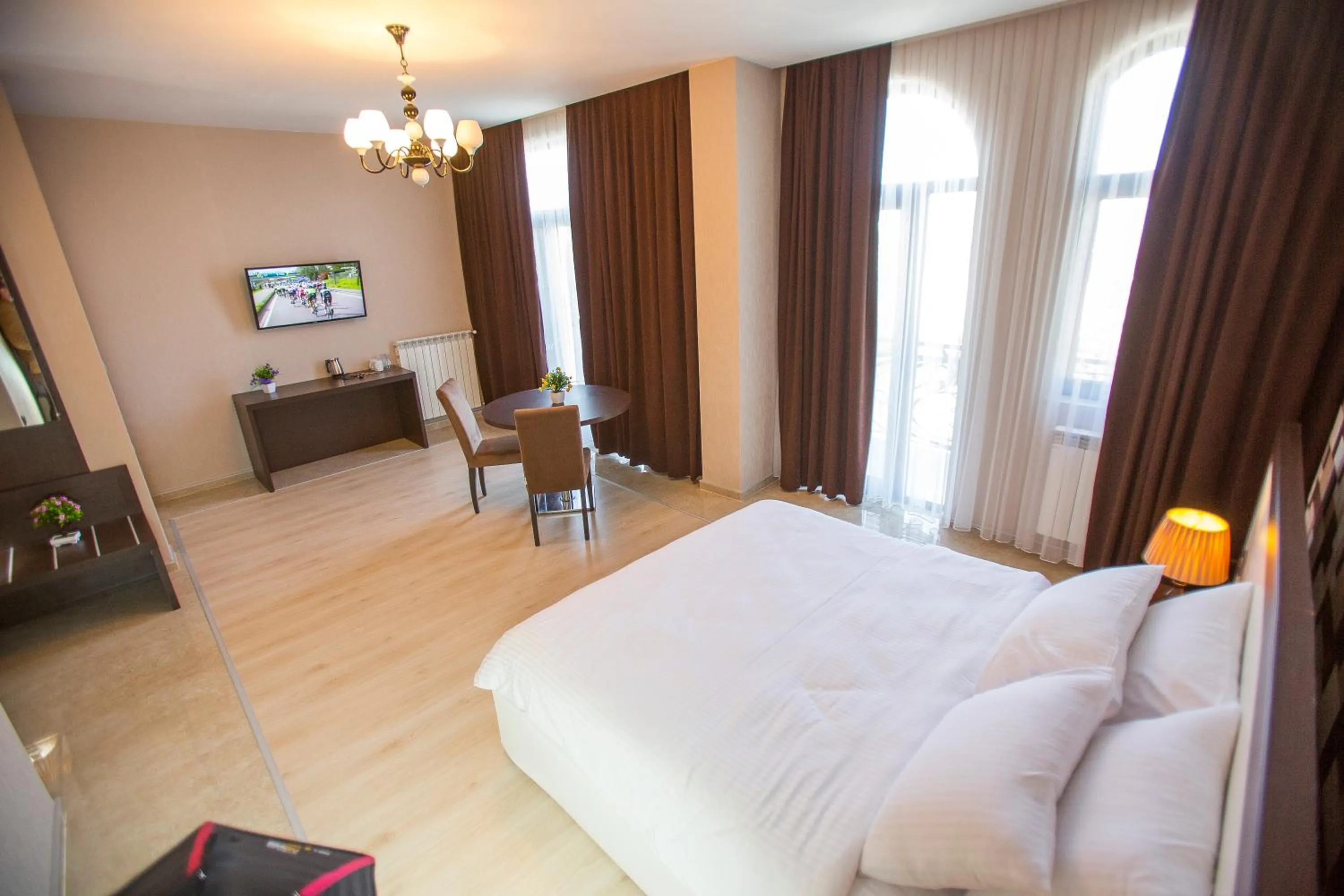 Photo of the whole room, Bed in Ire Palace