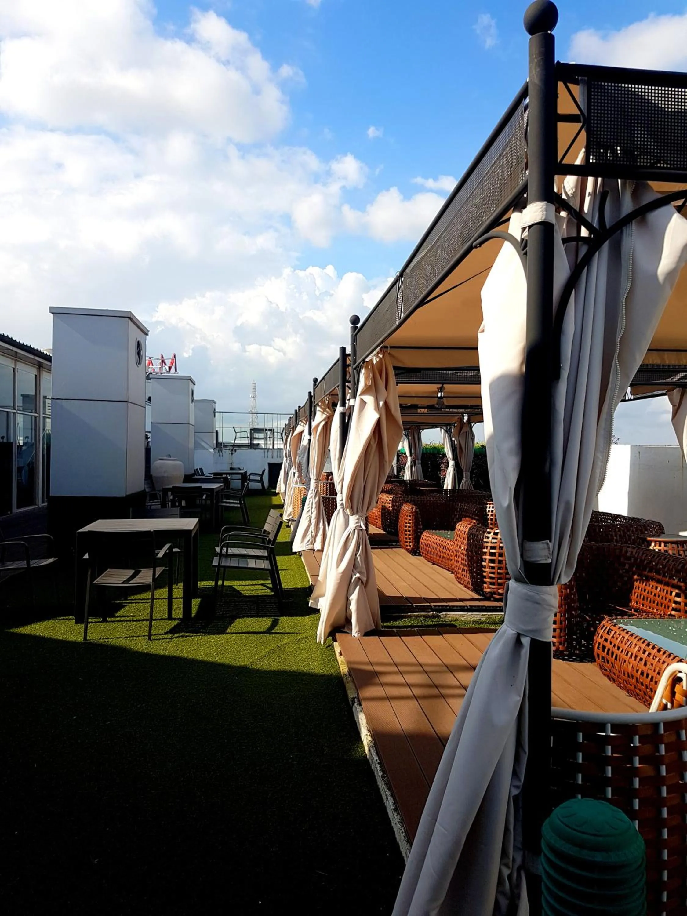 Restaurant/places to eat in Pal Heights Mantra