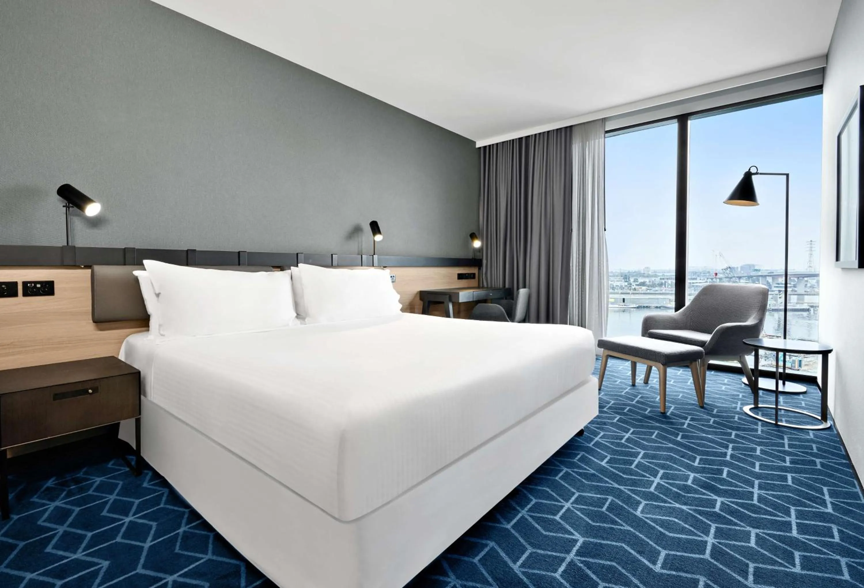 Bedroom, Bed in Four Points by Sheraton Melbourne Docklands