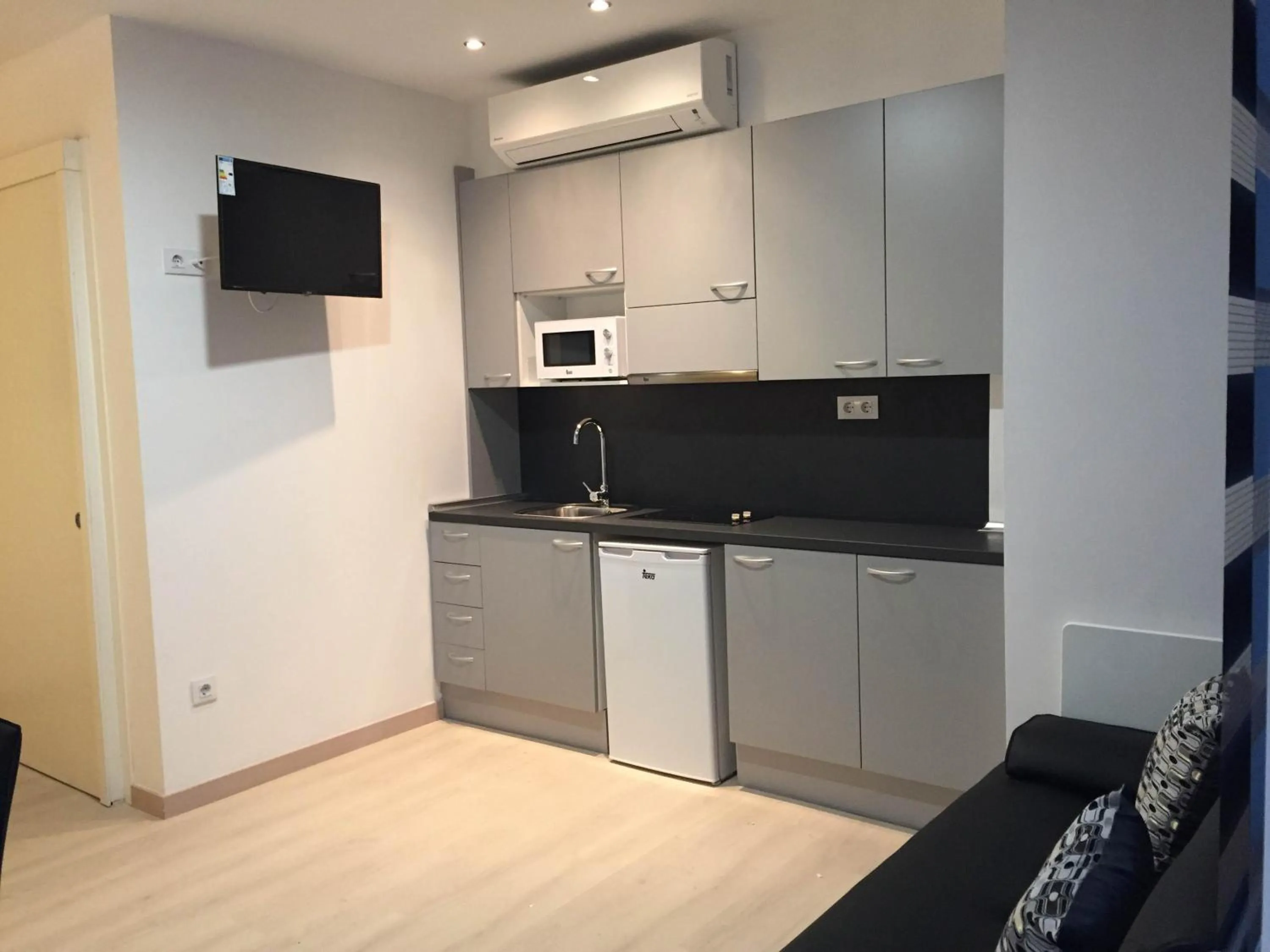 Kitchen or kitchenette in Apartahotel Baldiri