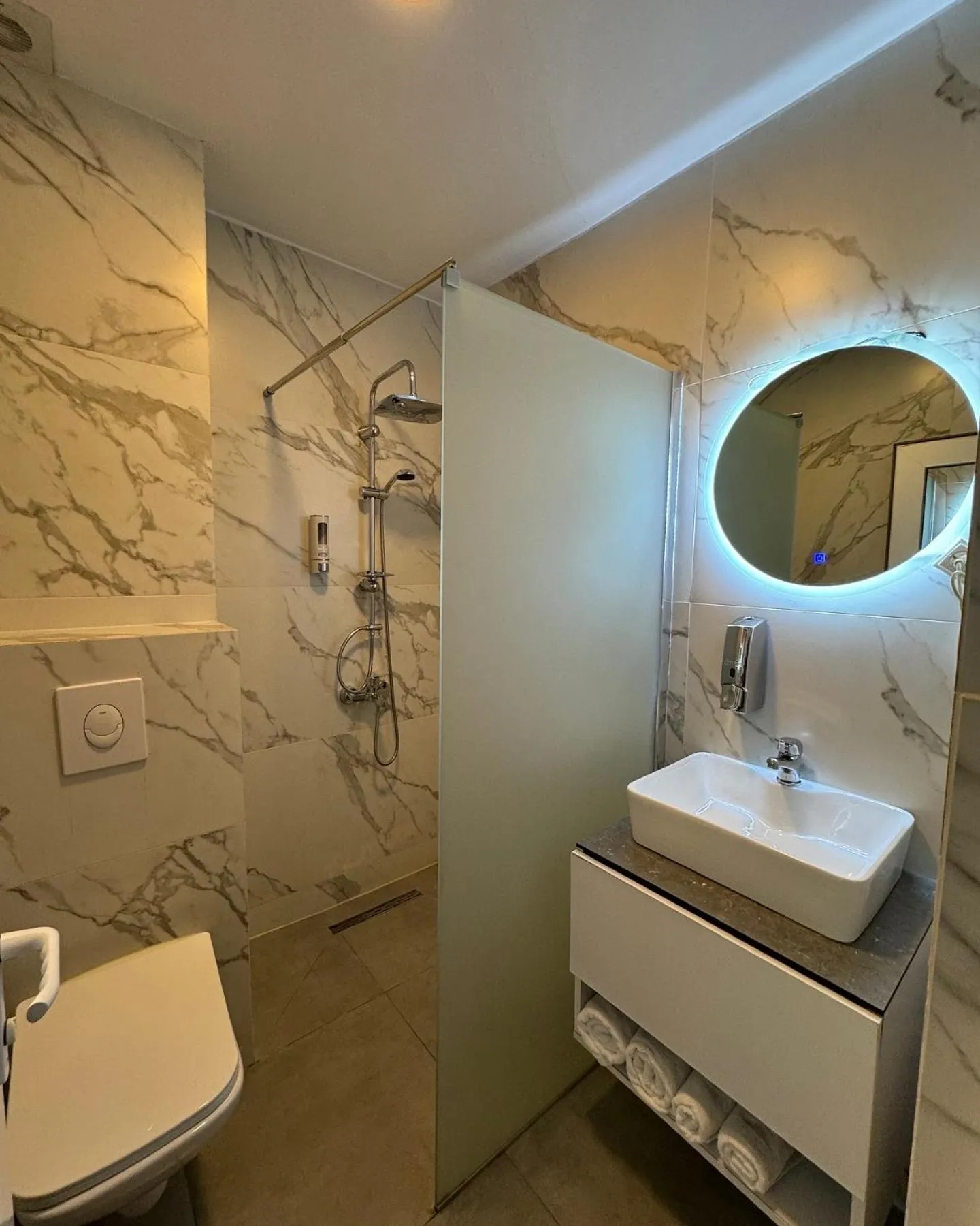 Shower in Hotel Real