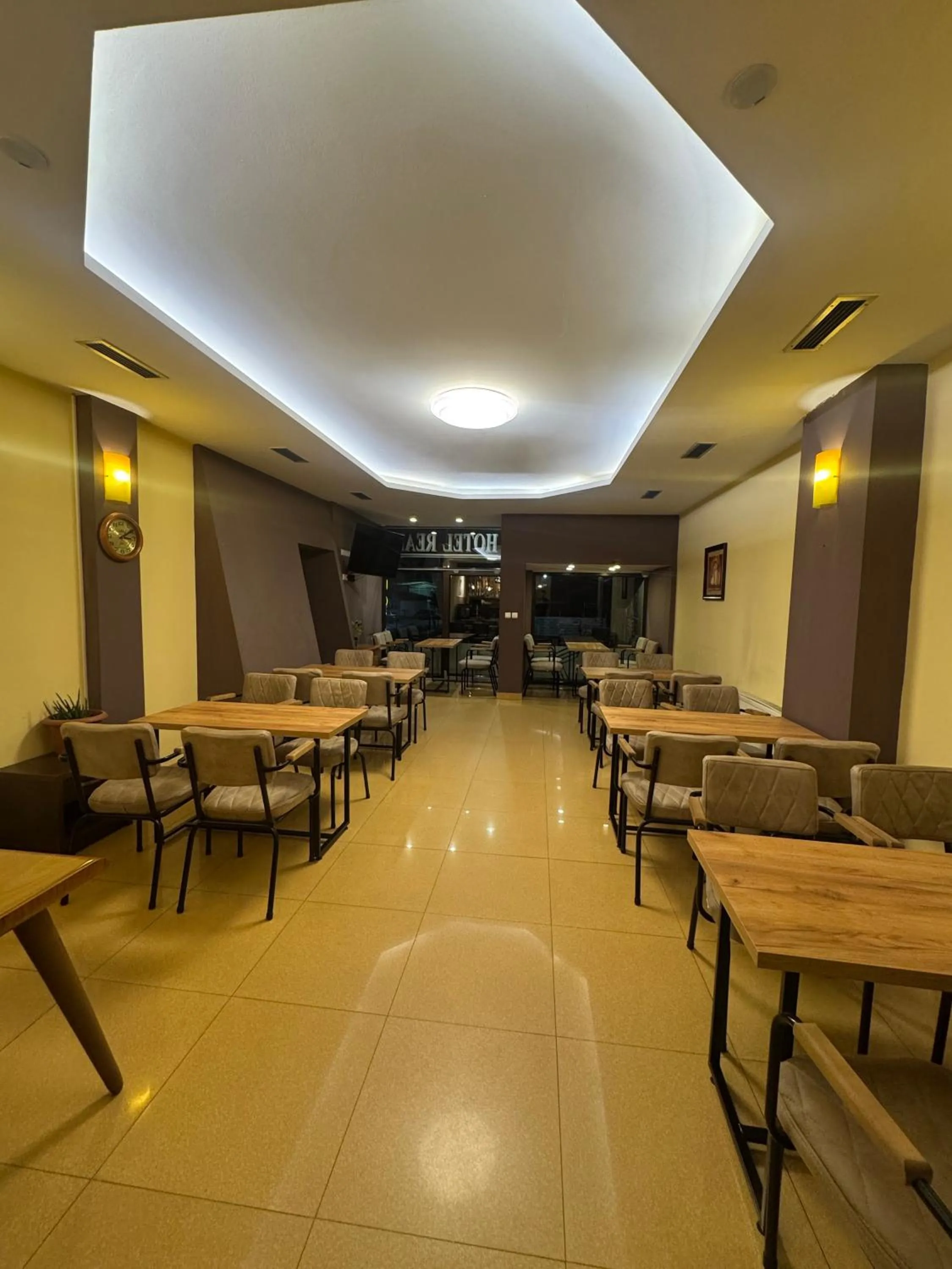 Restaurant/places to eat in Hotel Real