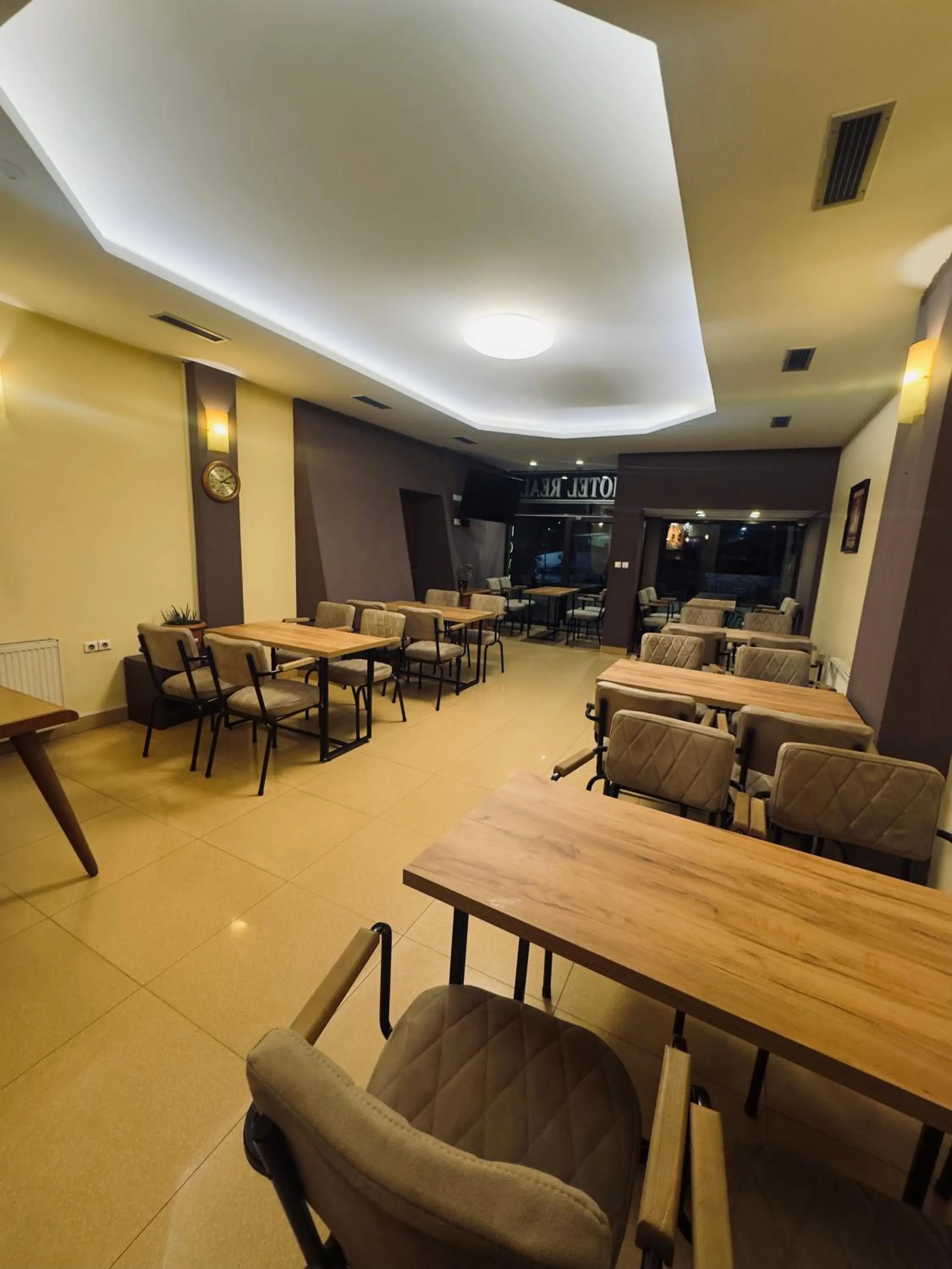 Restaurant/places to eat in Hotel Real