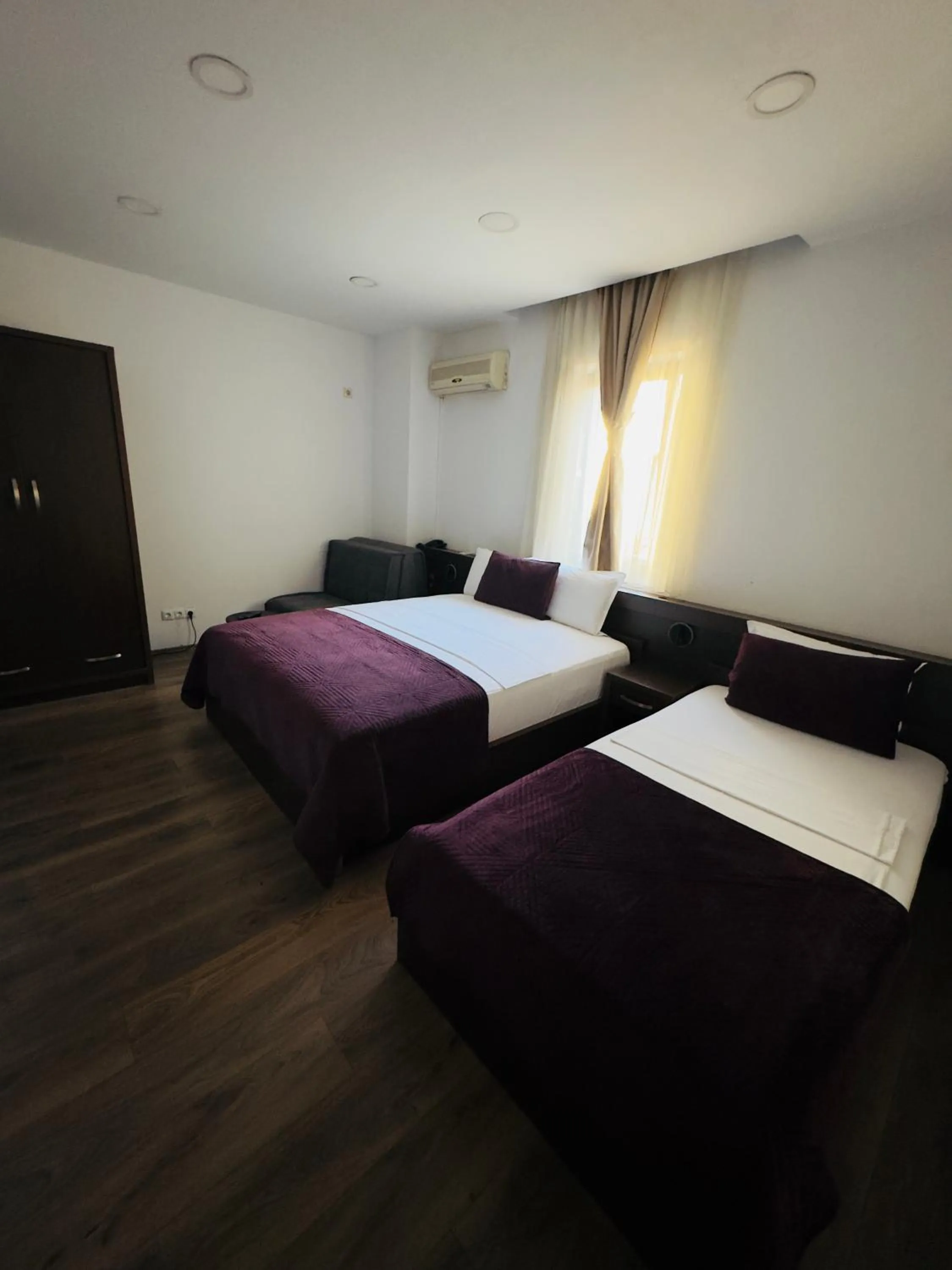 Photo of the whole room, Bed in Hotel Real