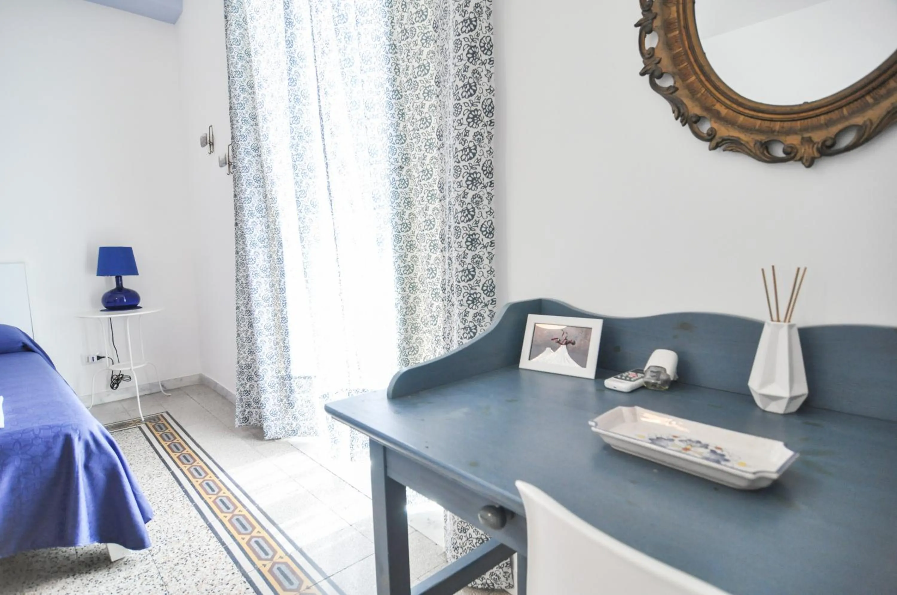 Decorative detail, Bed in B&B Alchimia Napoletana