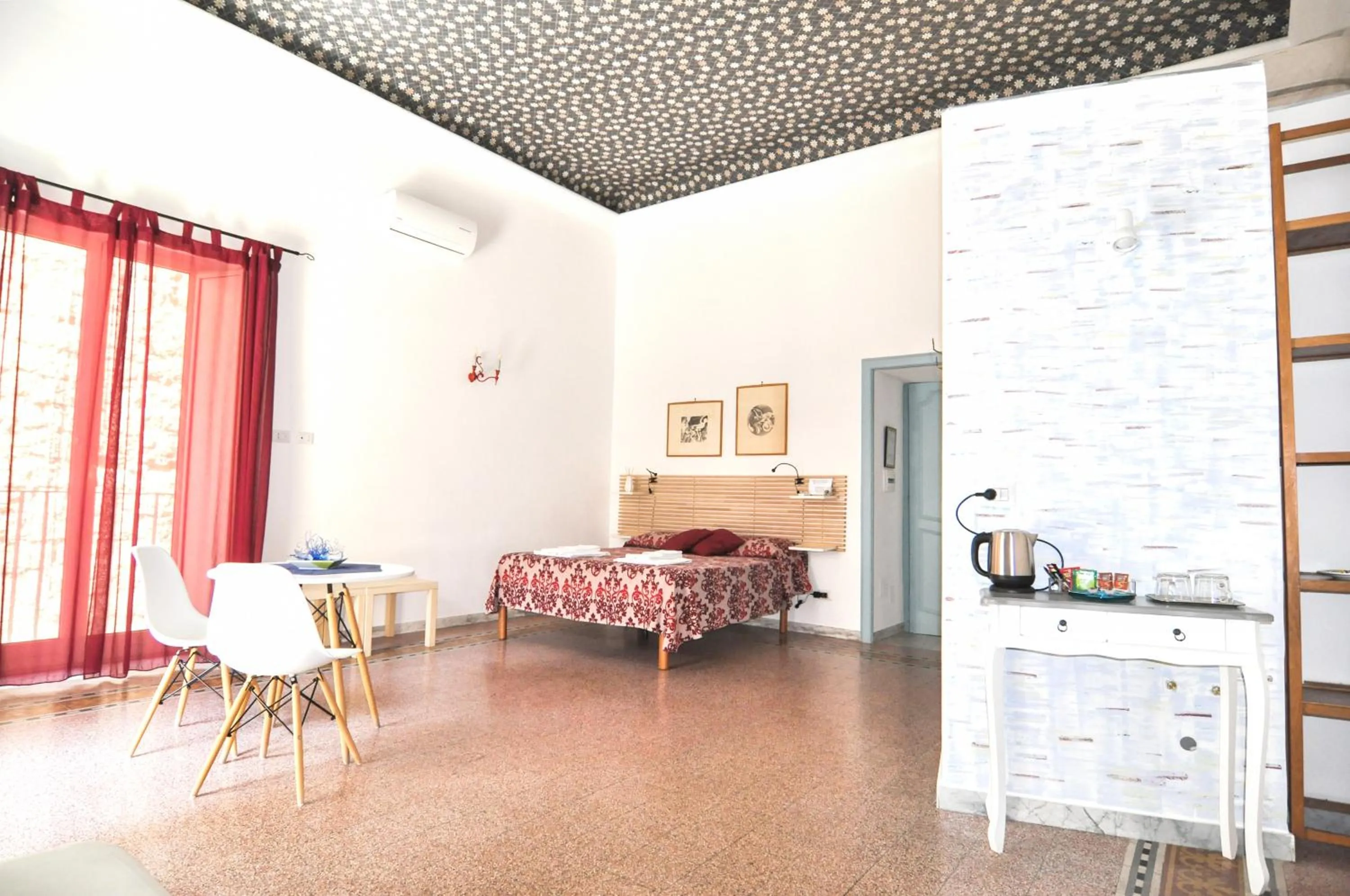 Photo of the whole room in B&B Alchimia Napoletana