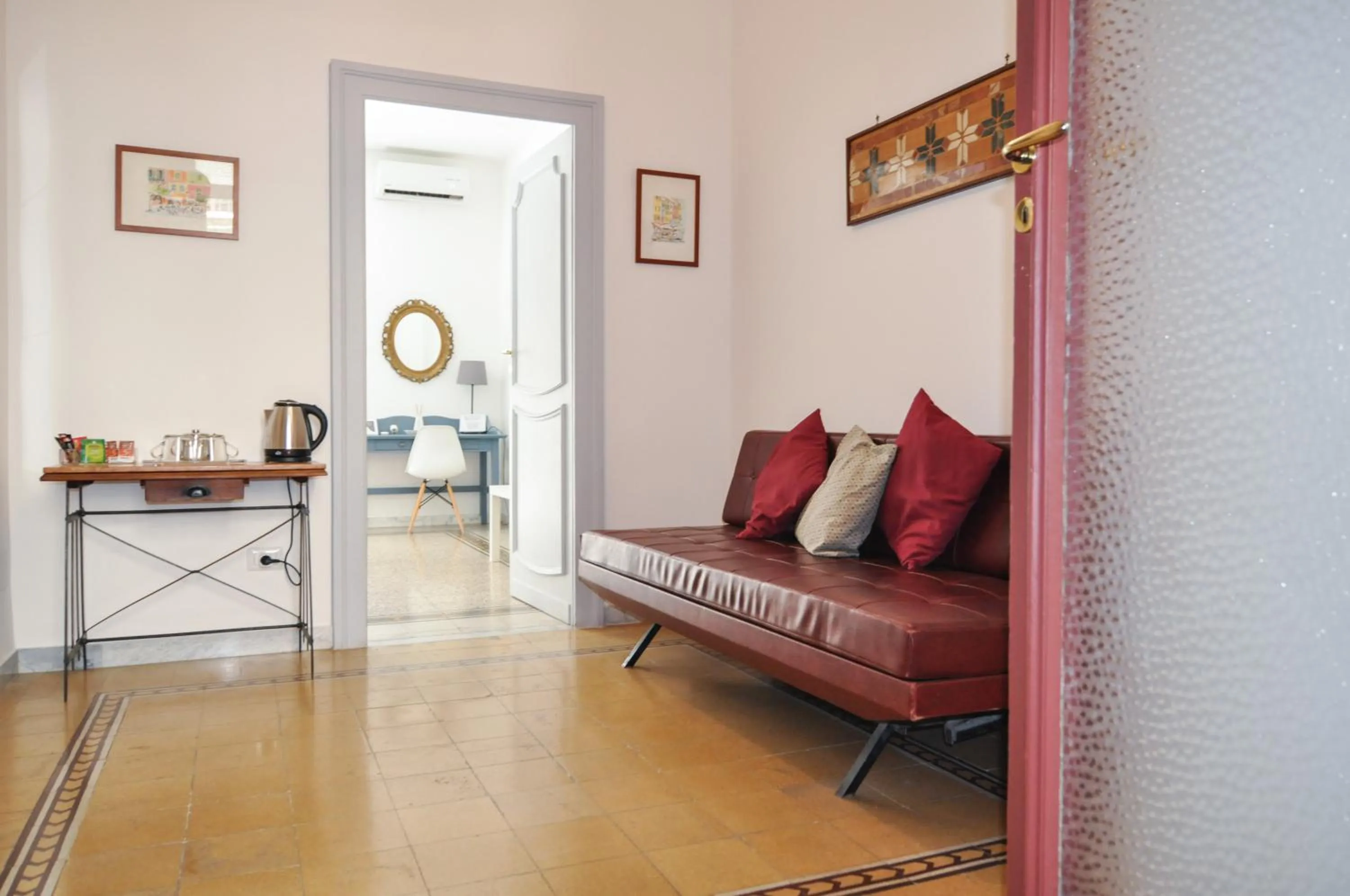 Photo of the whole room in B&B Alchimia Napoletana