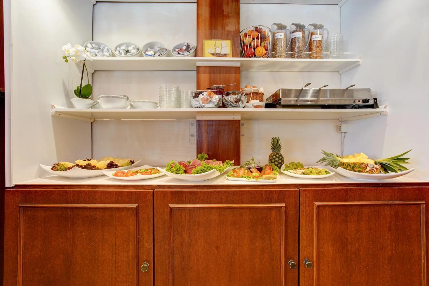 Buffet breakfast in Hotel Elbinsel free parking