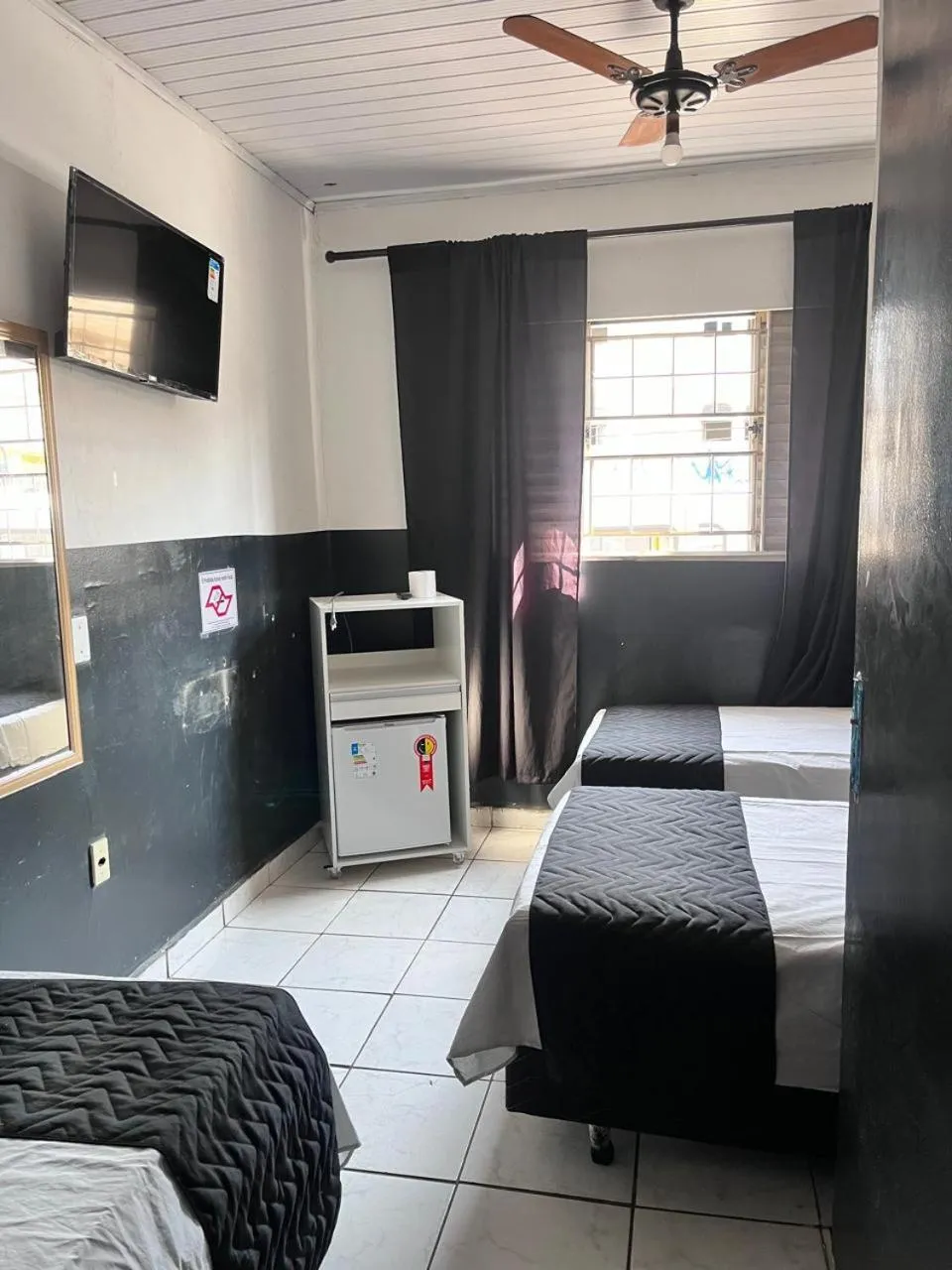 Communal lounge/ TV room, Bed in Hotel Loren