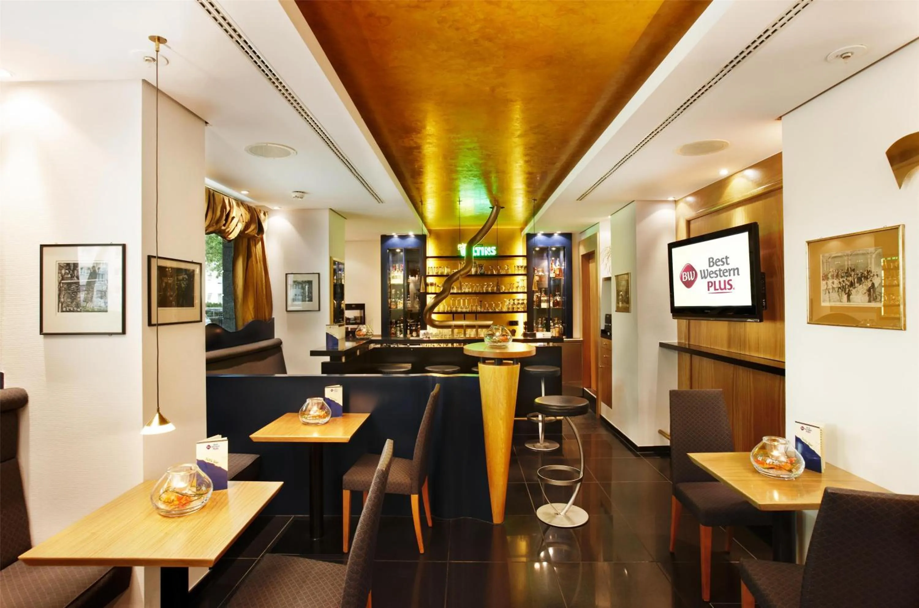 Lounge or bar in Best Western Plus Arosa Hotel