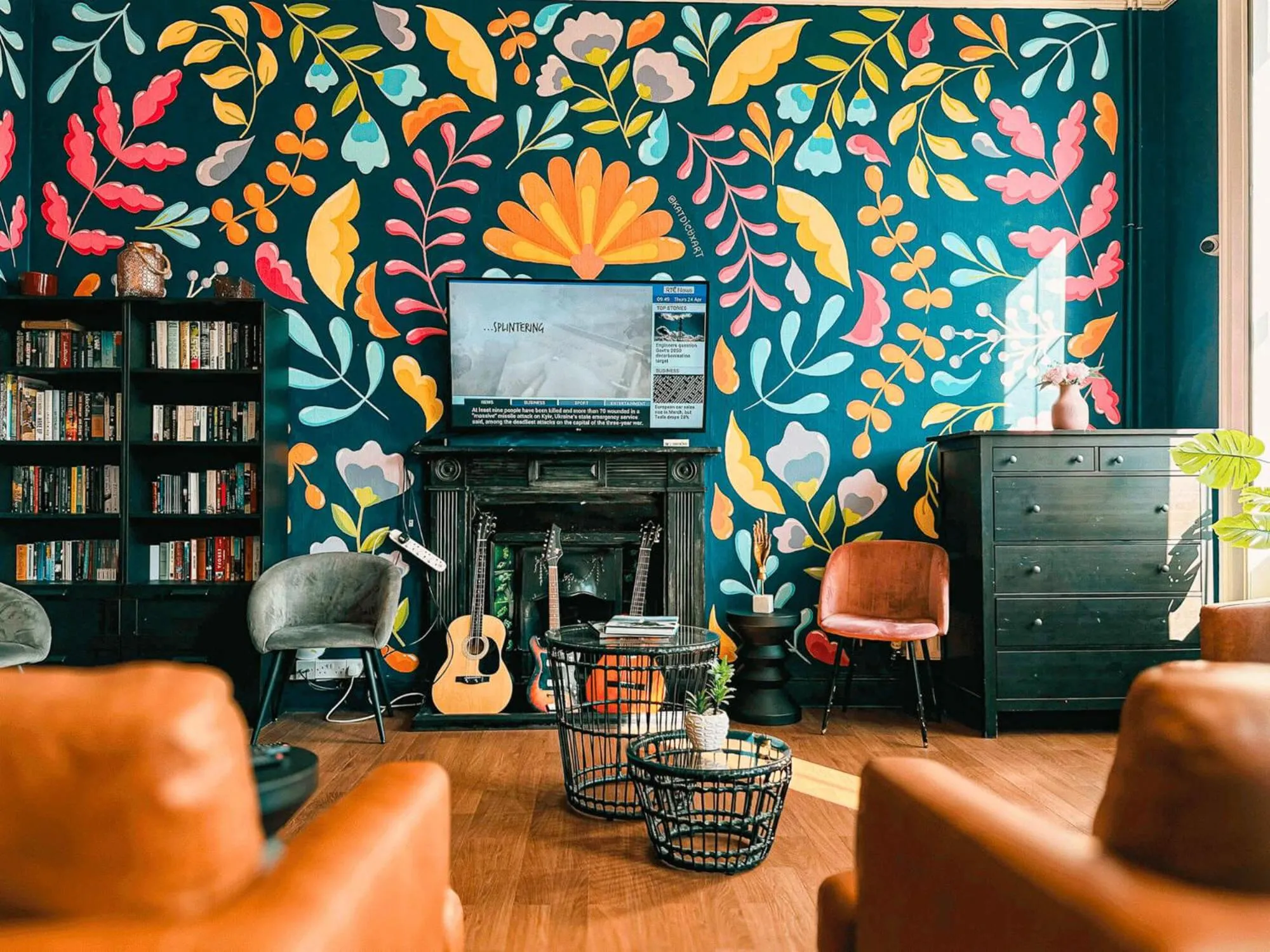 Communal lounge/ TV room in Gardiner House Hostel