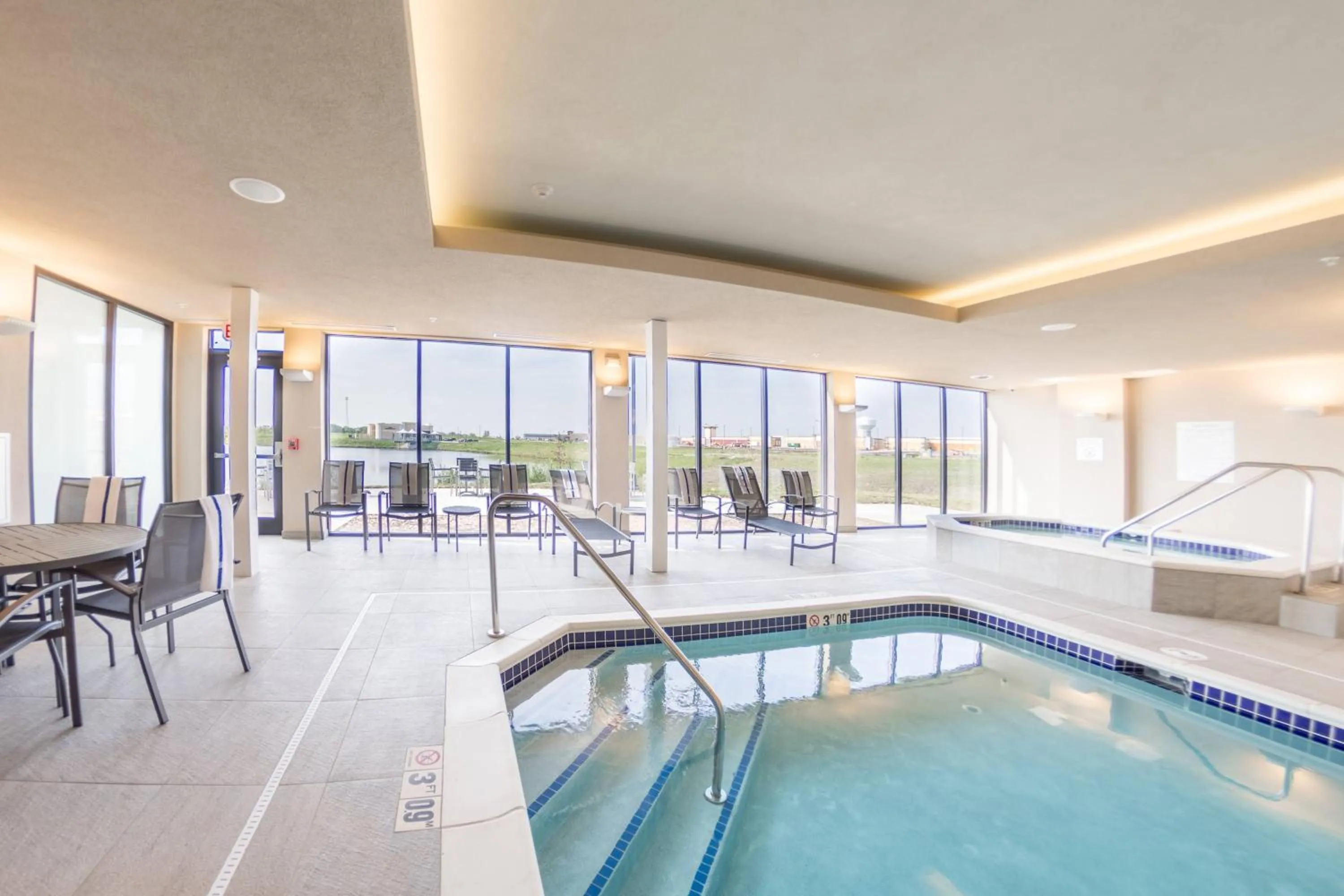Swimming pool in Fairfield Inn & Suites by Marriott Des Moines Altoona