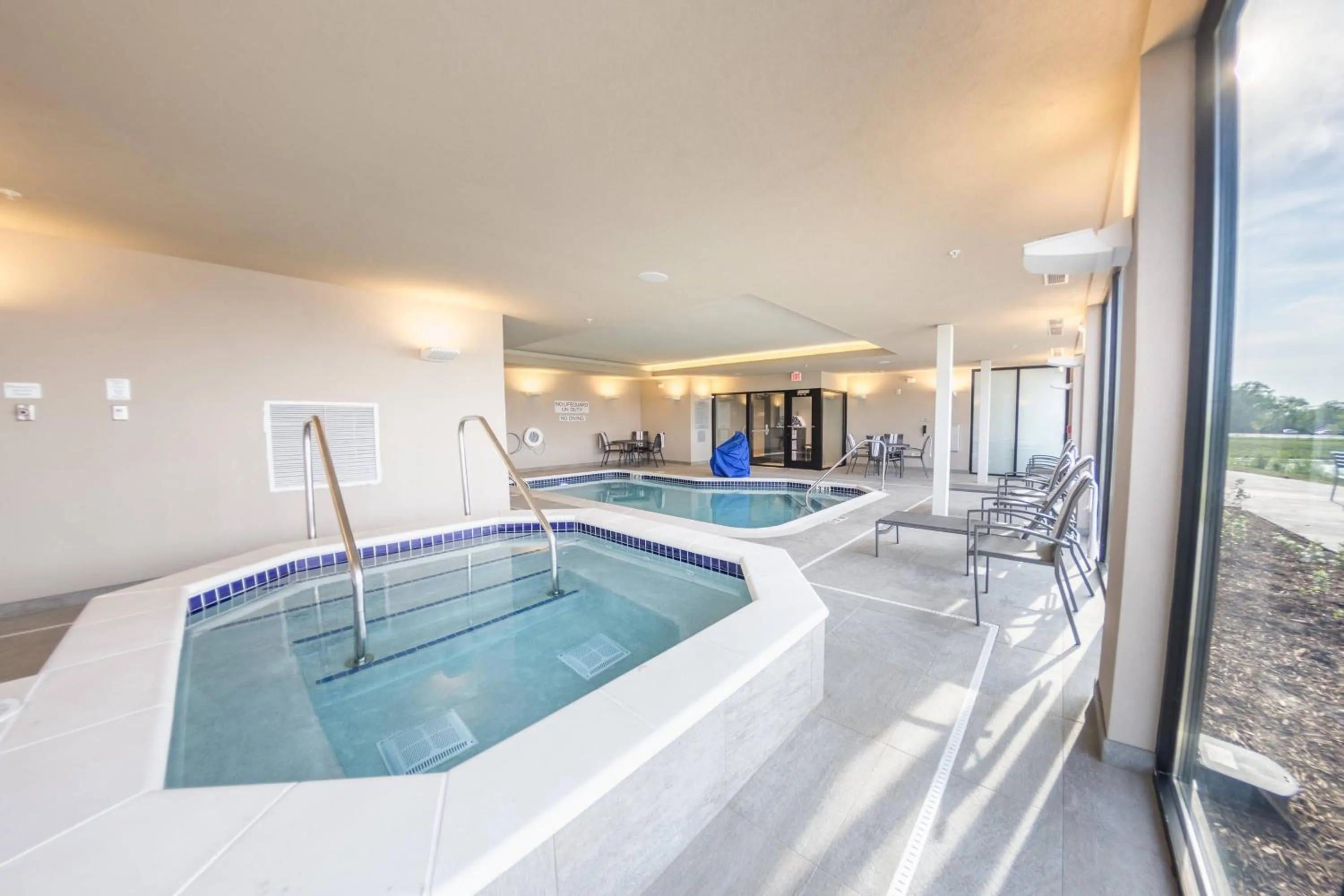 Swimming pool in Fairfield Inn & Suites by Marriott Des Moines Altoona