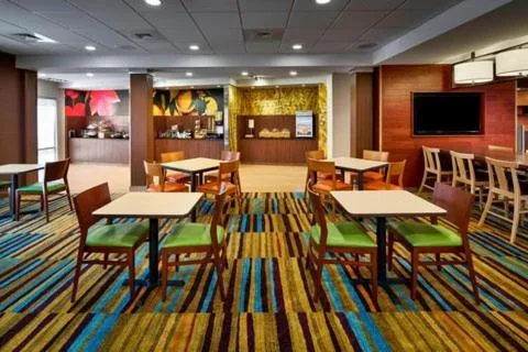 Restaurant/places to eat in Fairfield Inn & Suites by Marriott Alexandria,Virginia
