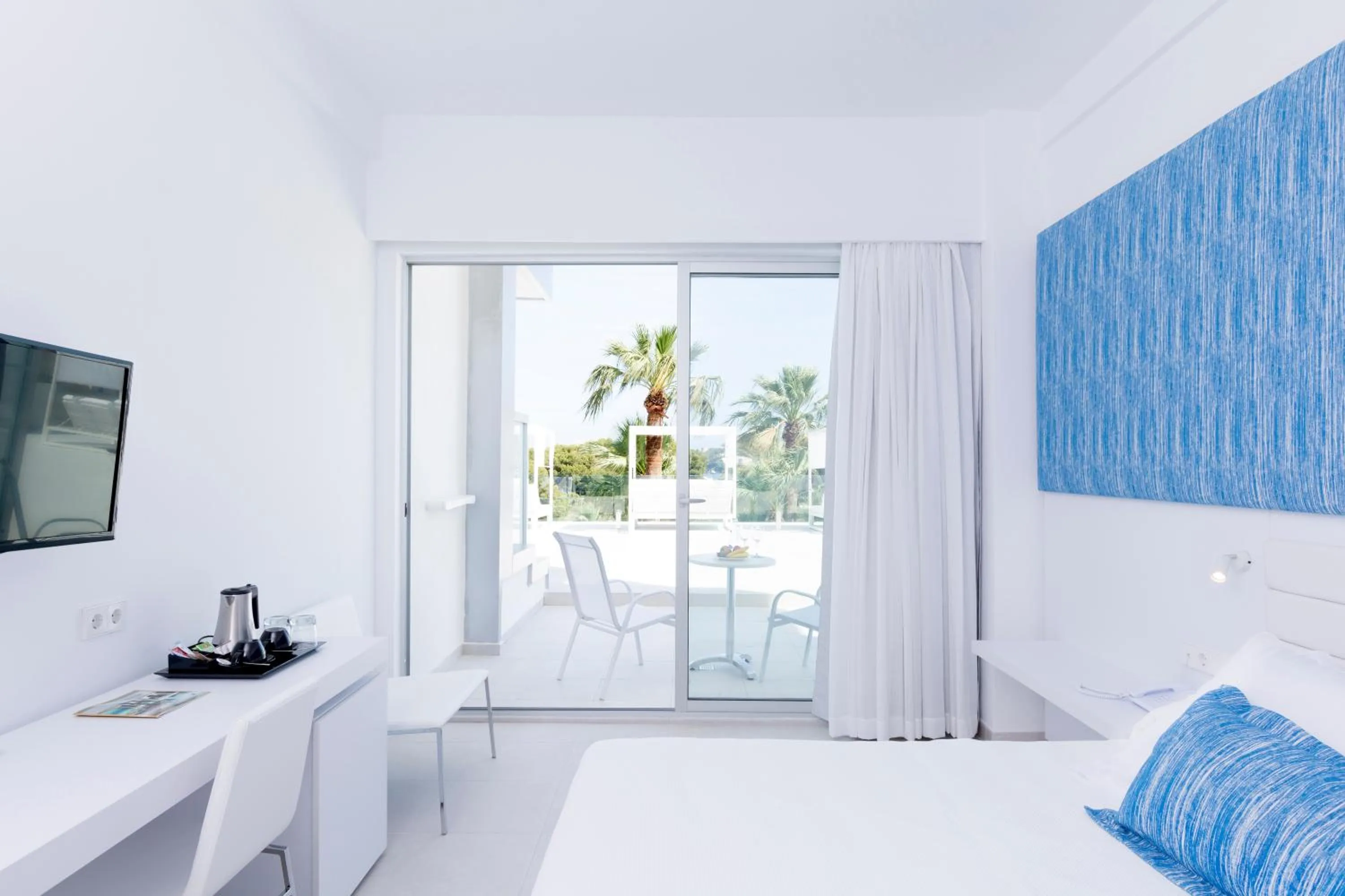 Photo of the whole room, Bed in Reverence Mare Hotel - Adults Only