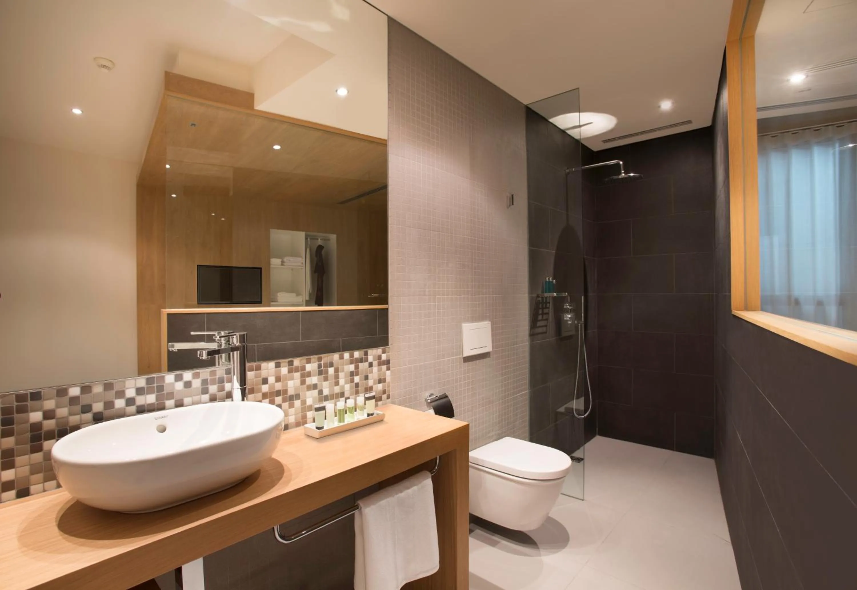 Shower in Seen Hotel Abidjan Plateau