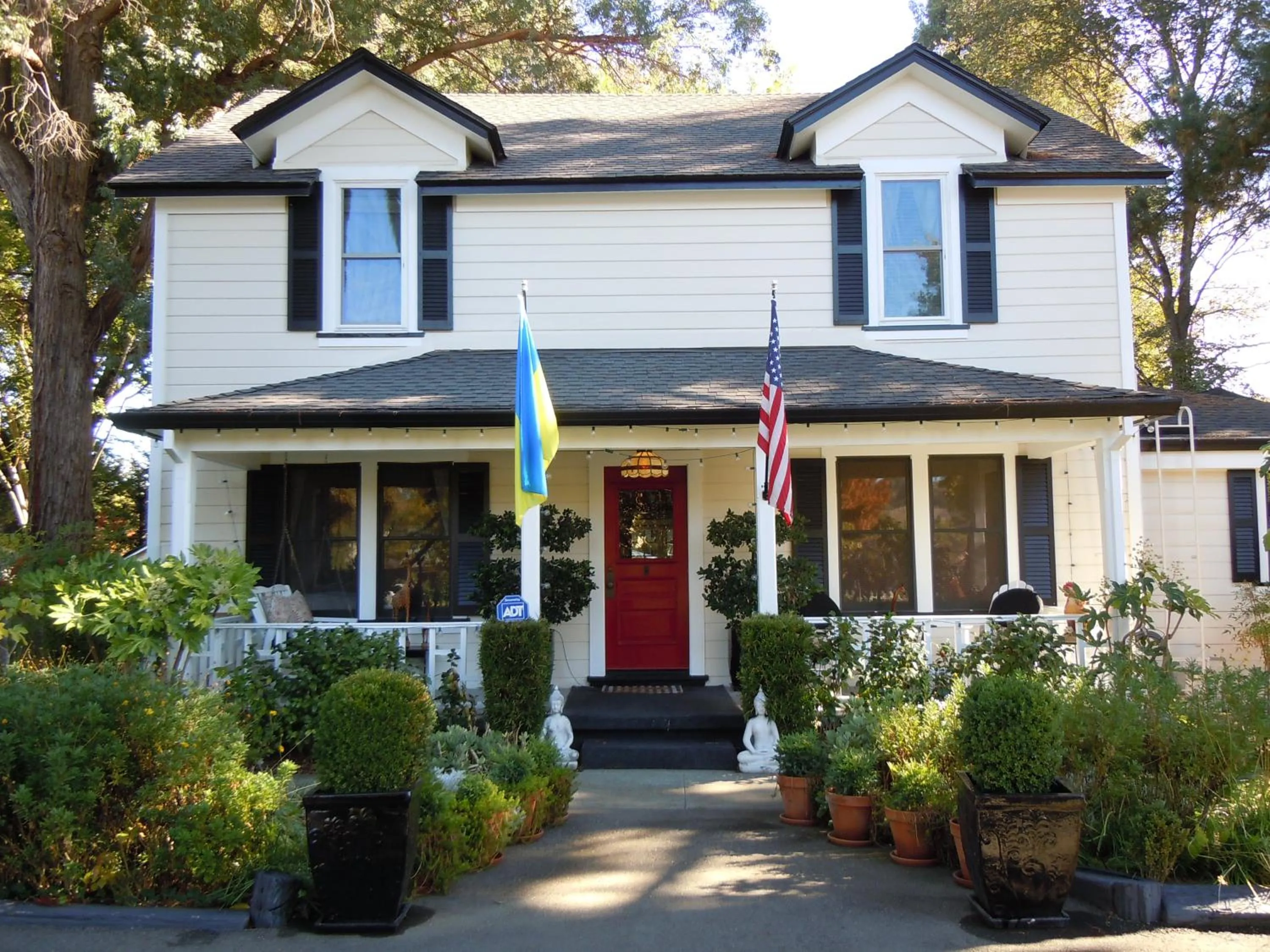 Facade/entrance in The Giraffe