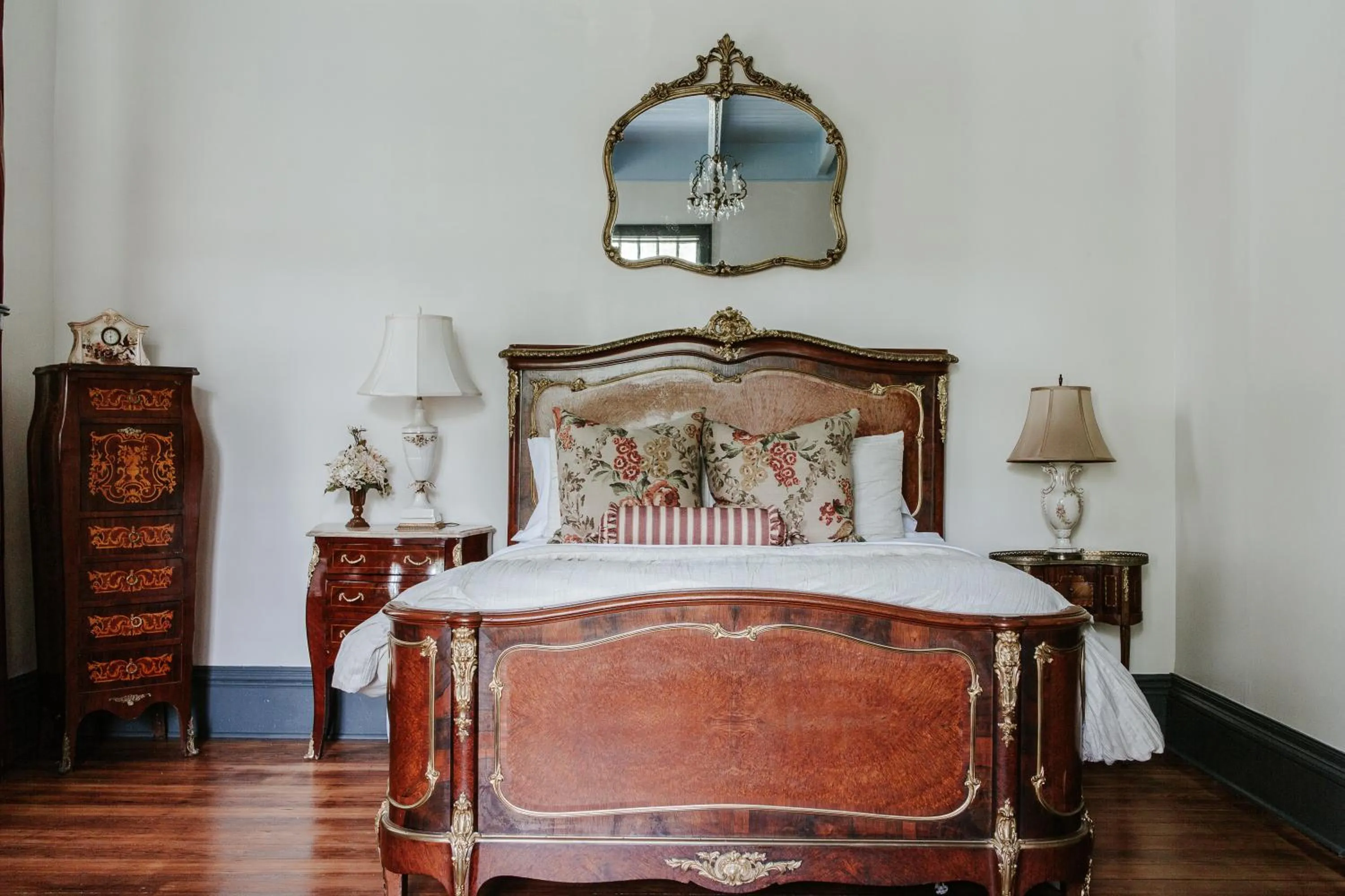 Bed in Maison Mouton Bed & Breakfast