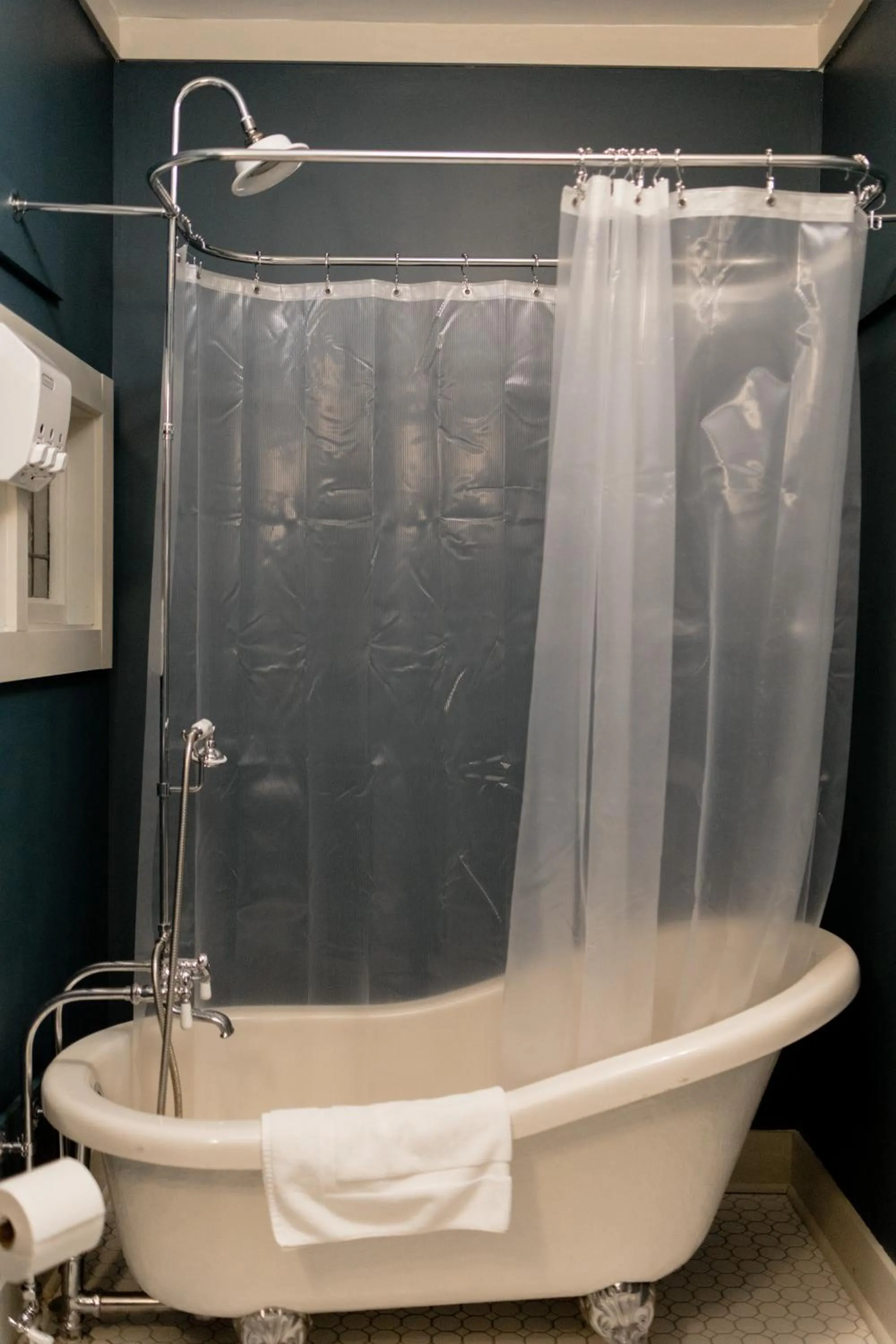 Shower in Maison Mouton Bed & Breakfast